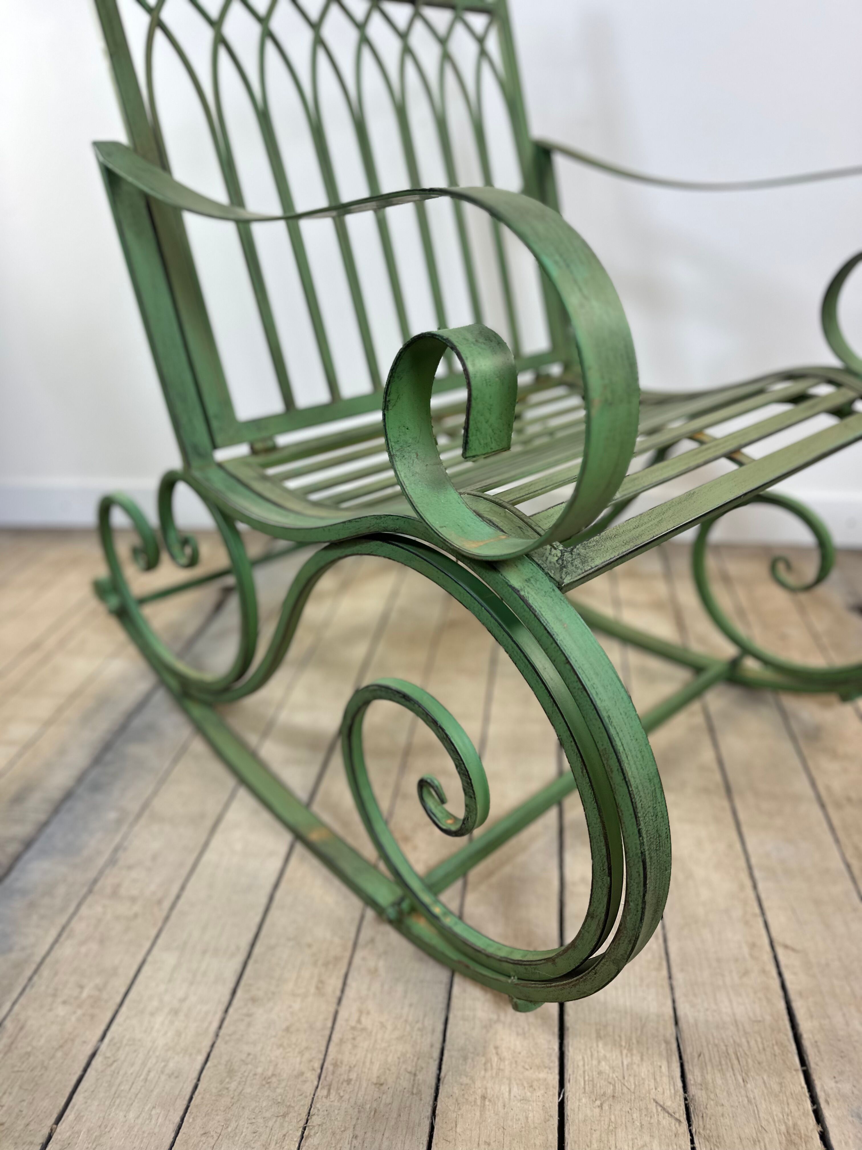 Rocking-chair en fer forgé vert patiné