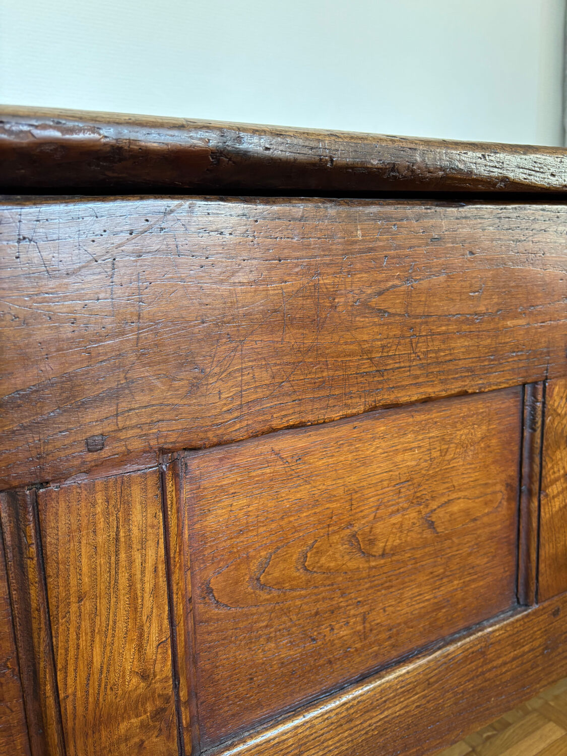 Grand coffre ancien en chêne massif – XIXe – belle patine d’origine