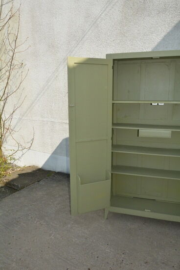 Armoire parisienne vert olive