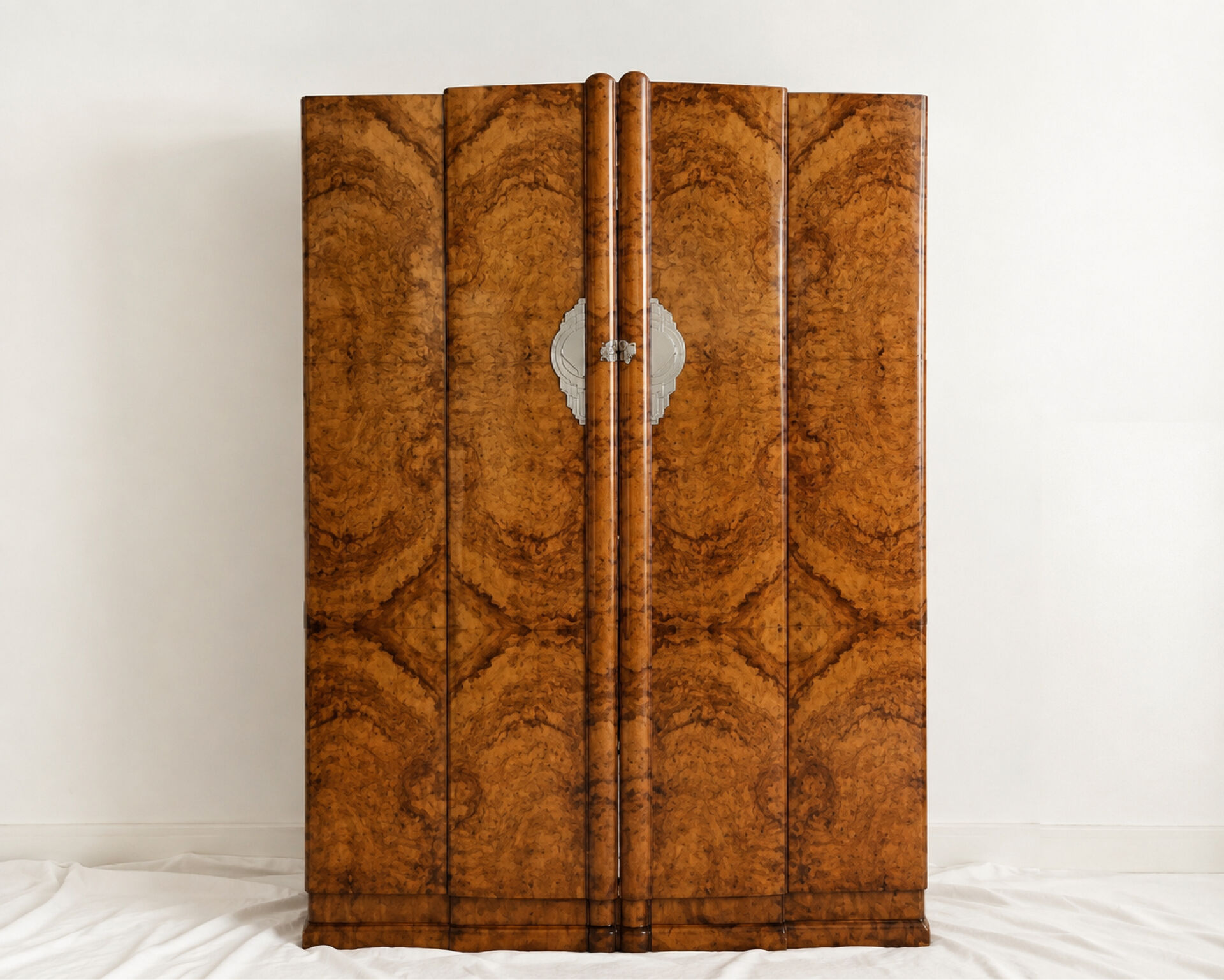 Art Deco wardrobe from the 1930s with walnut burl veneer, 4 doors and storage.