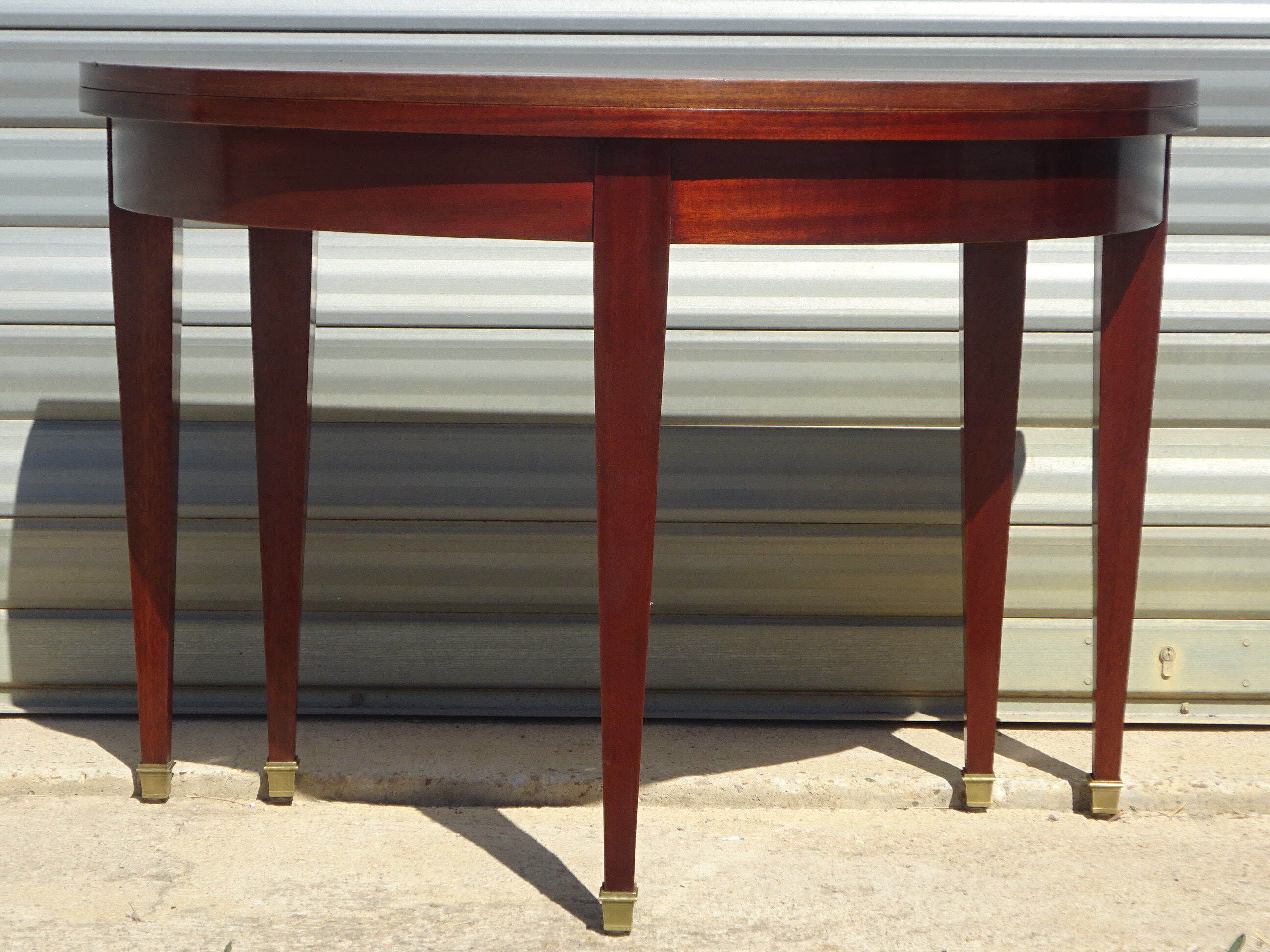 Half-moon console table, extendable in Empire style.