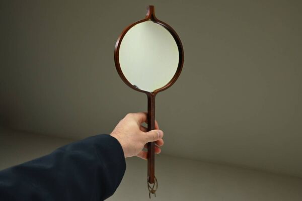 Miroir à main en palissandre de Hans-Agne Jakobsson fabriqué à Markaryd, Suède des années 1950.