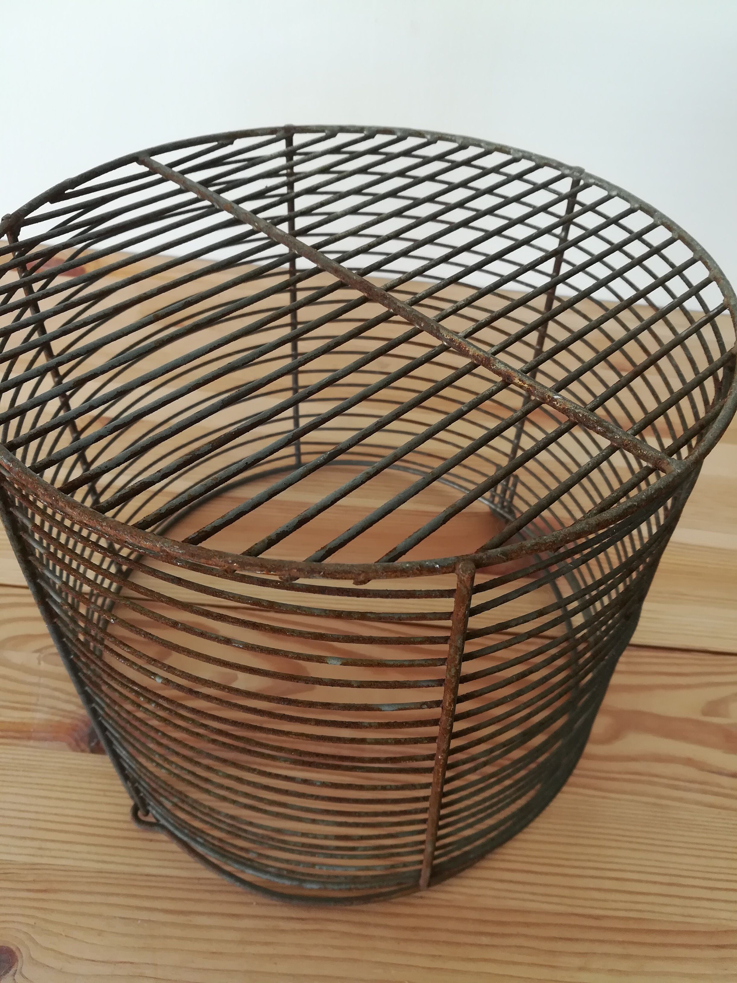 Round basket in vintage mesh metal