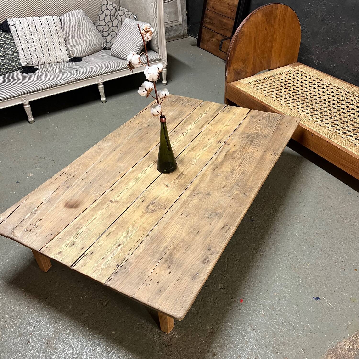 Table basse de ferme rustique brutaliste