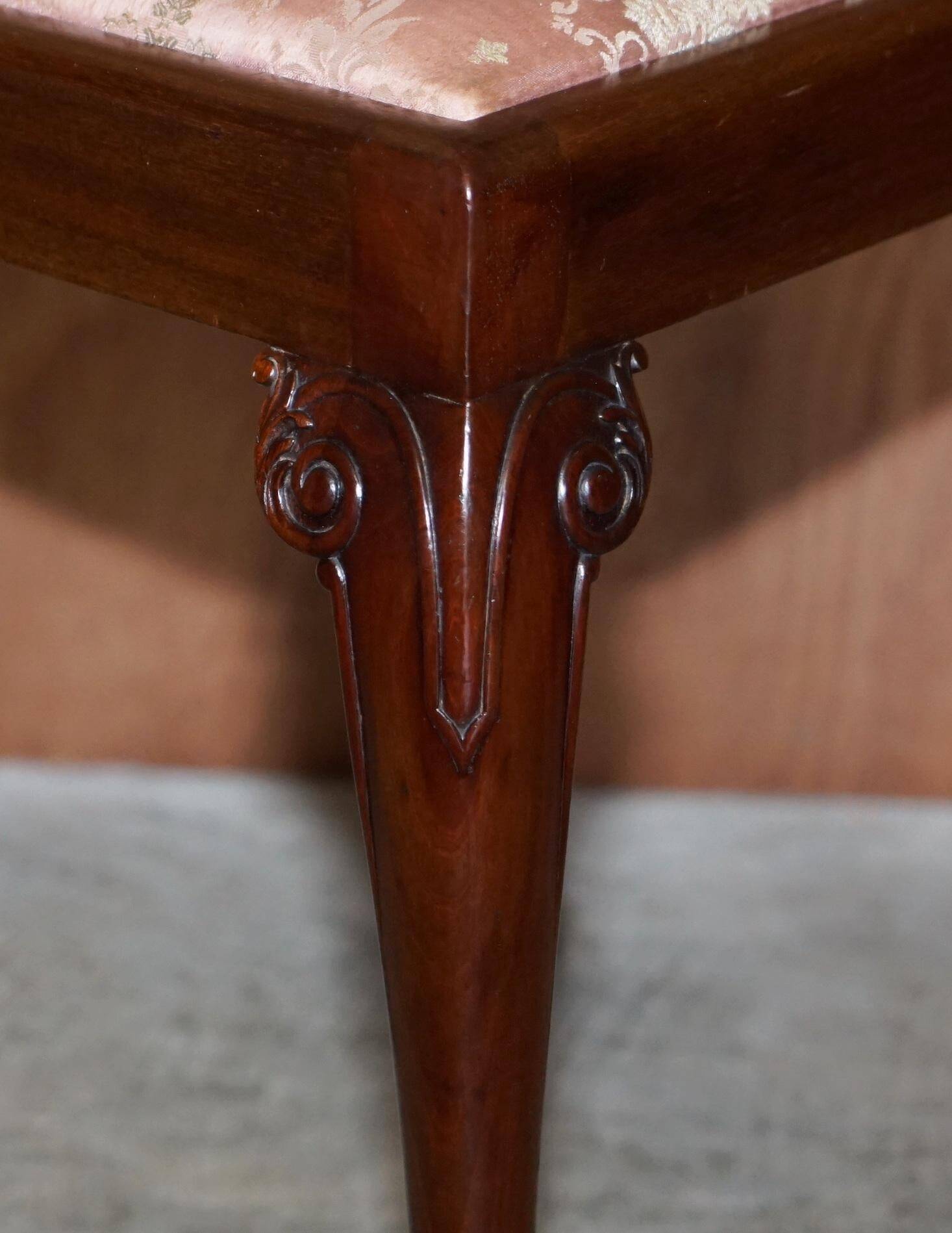 Paire de chaises anglaises anciennes en bois dur avec pieds sculptés en patte de lion