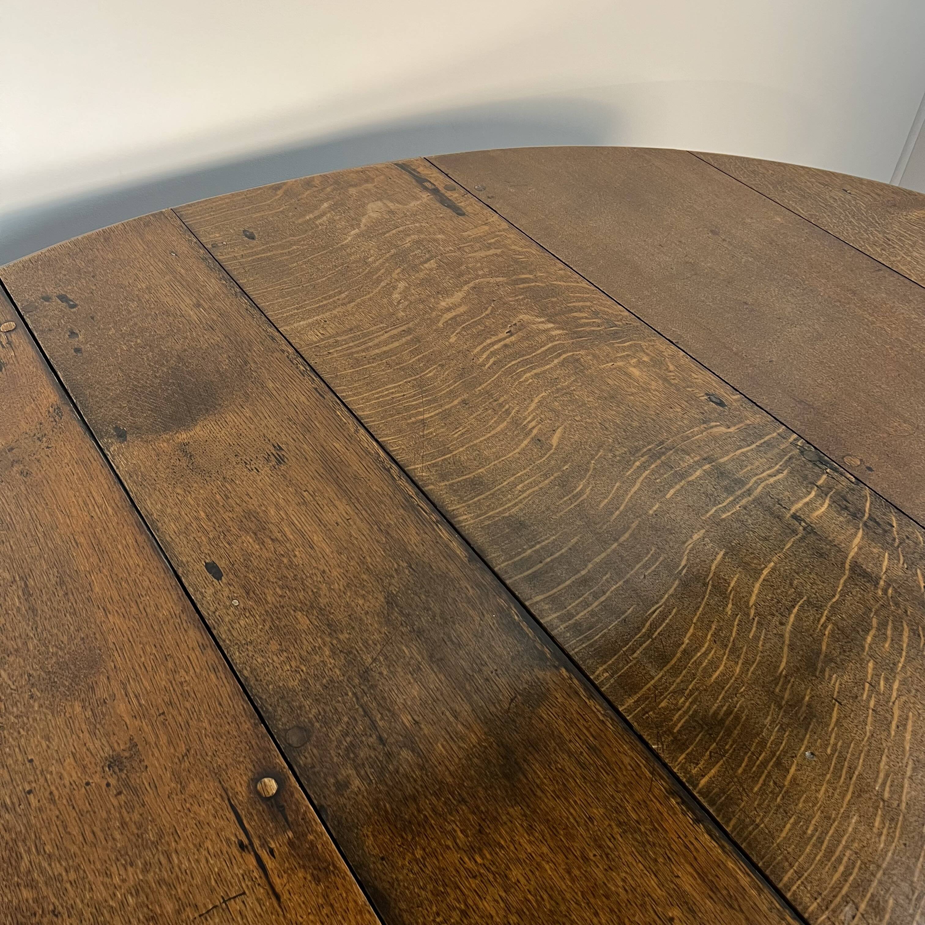 18th-century oak Gateleg drop-leaf dining table