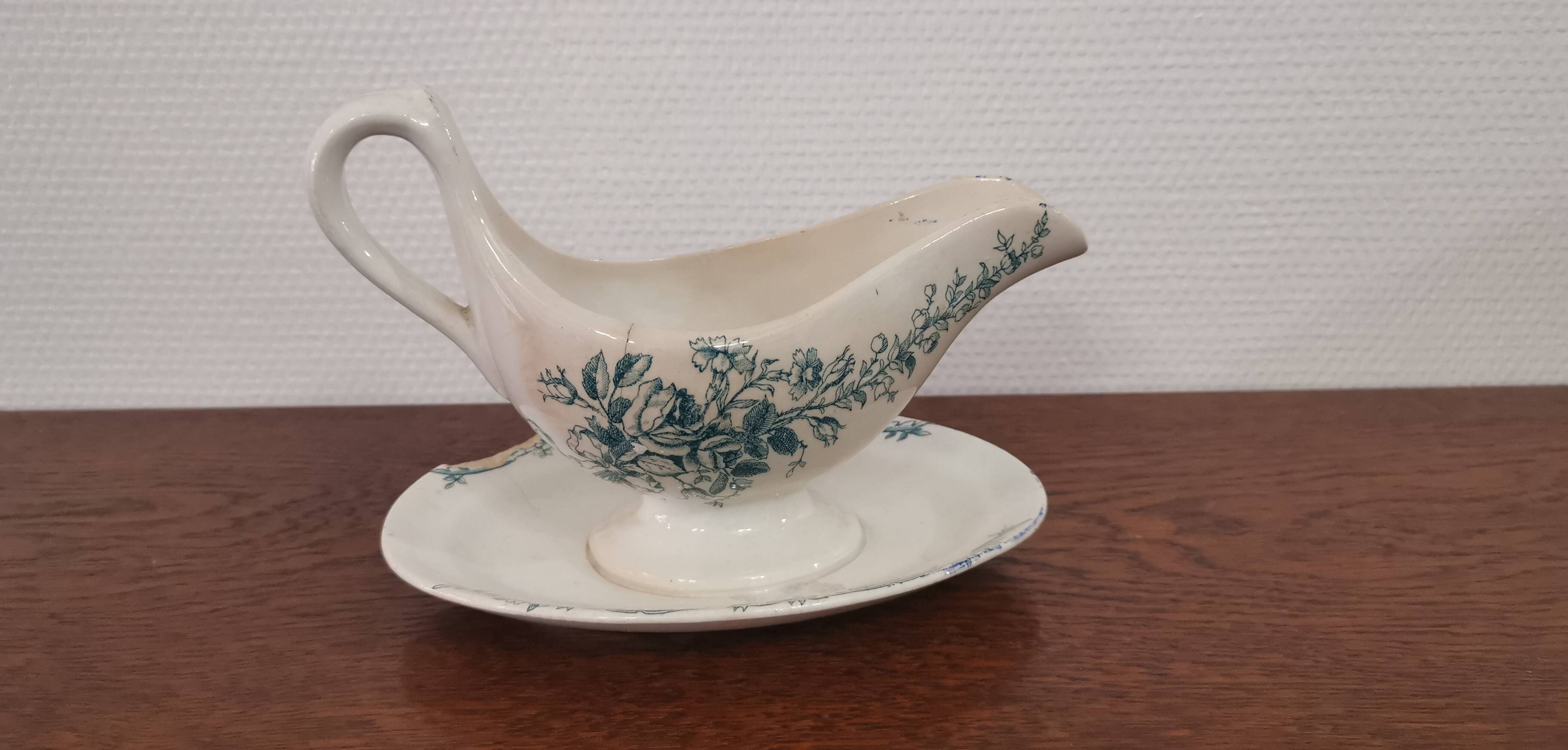 Gravy boat with white and green earthenware handle