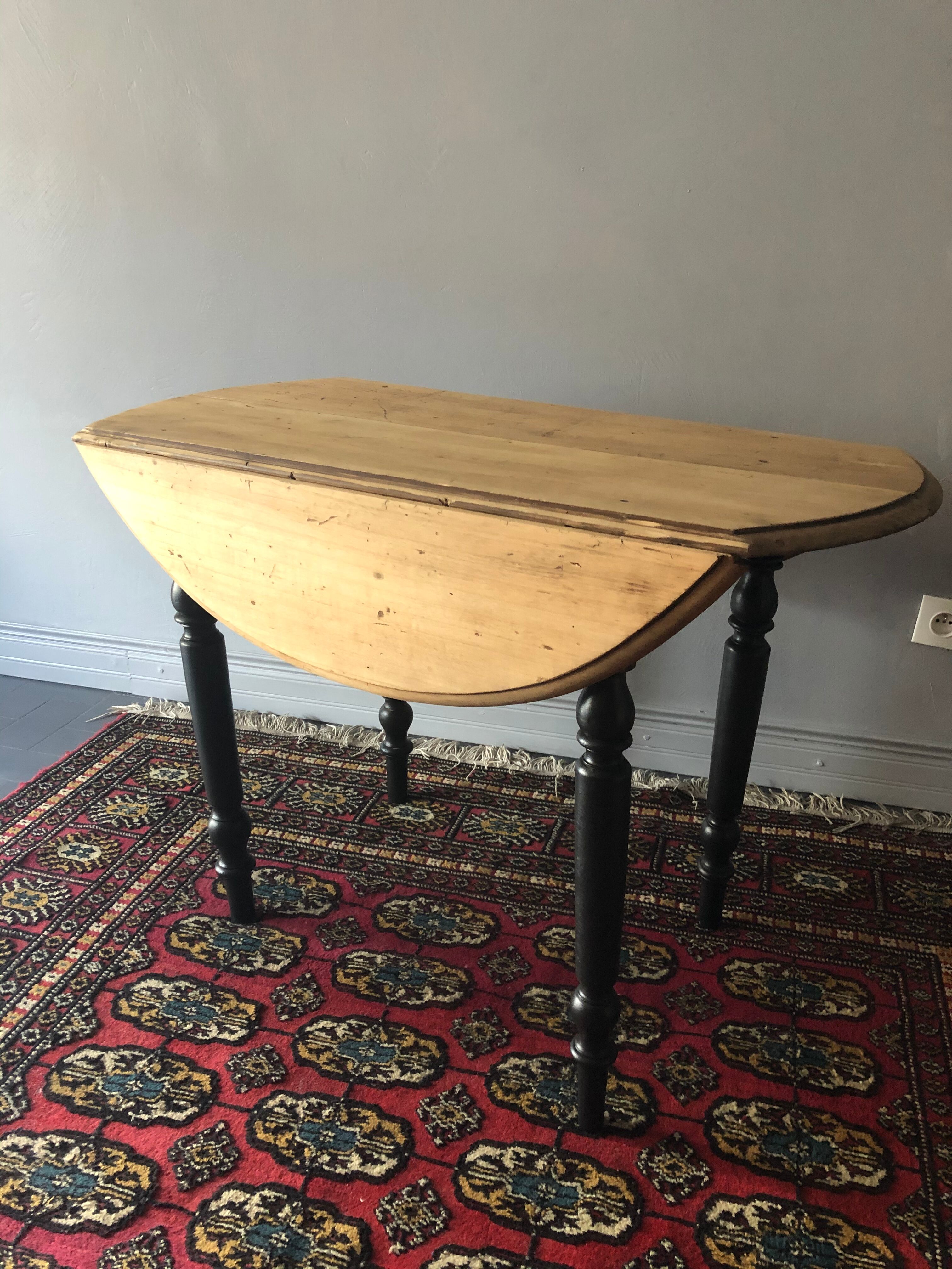 Round table with flaps, early 20th century