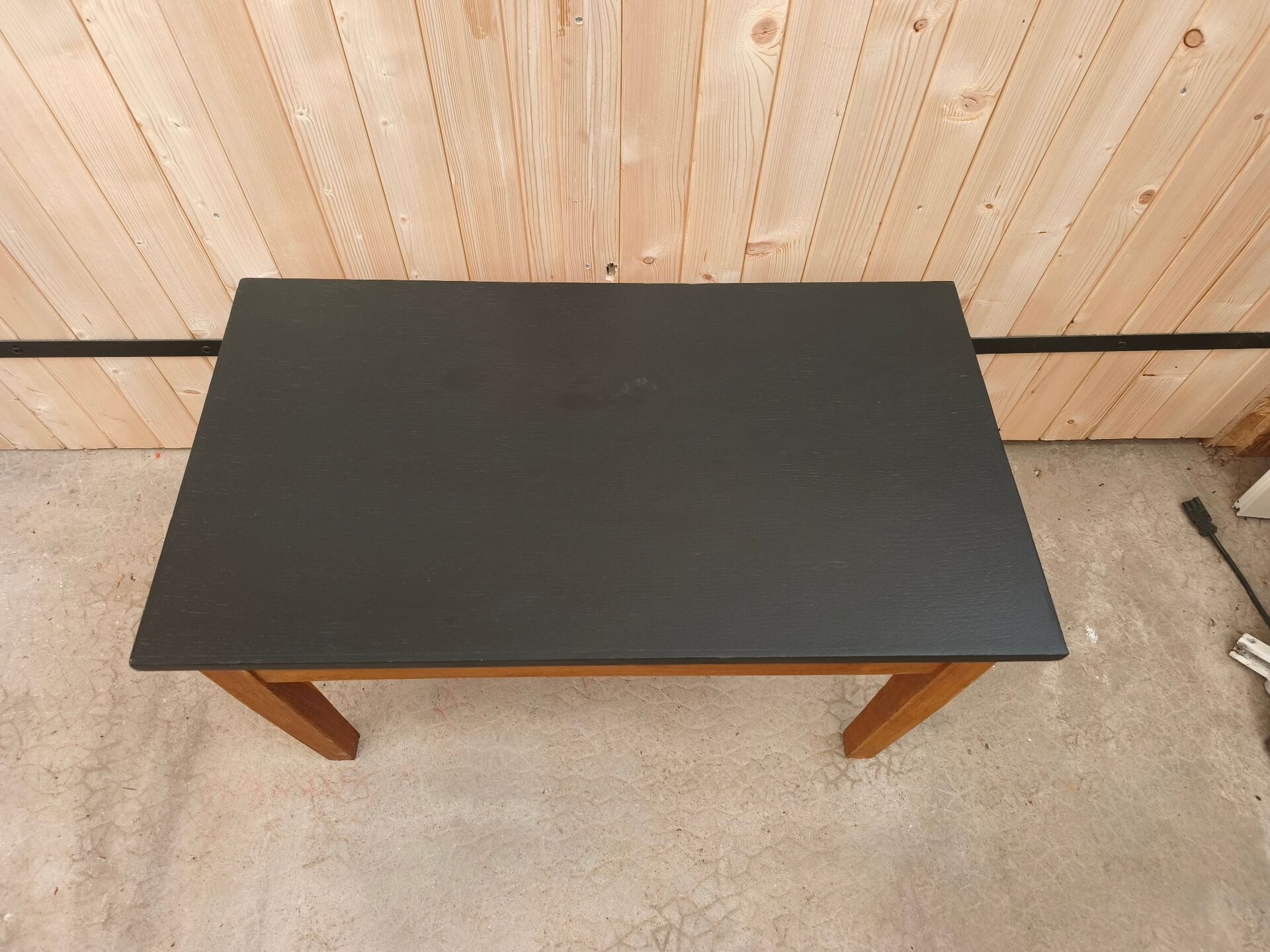 Table basse de ferme vintage - rénover plateau peint noir mat
