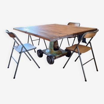 Table vintage, design industriel, pied central machine et plateau chêne massif carré