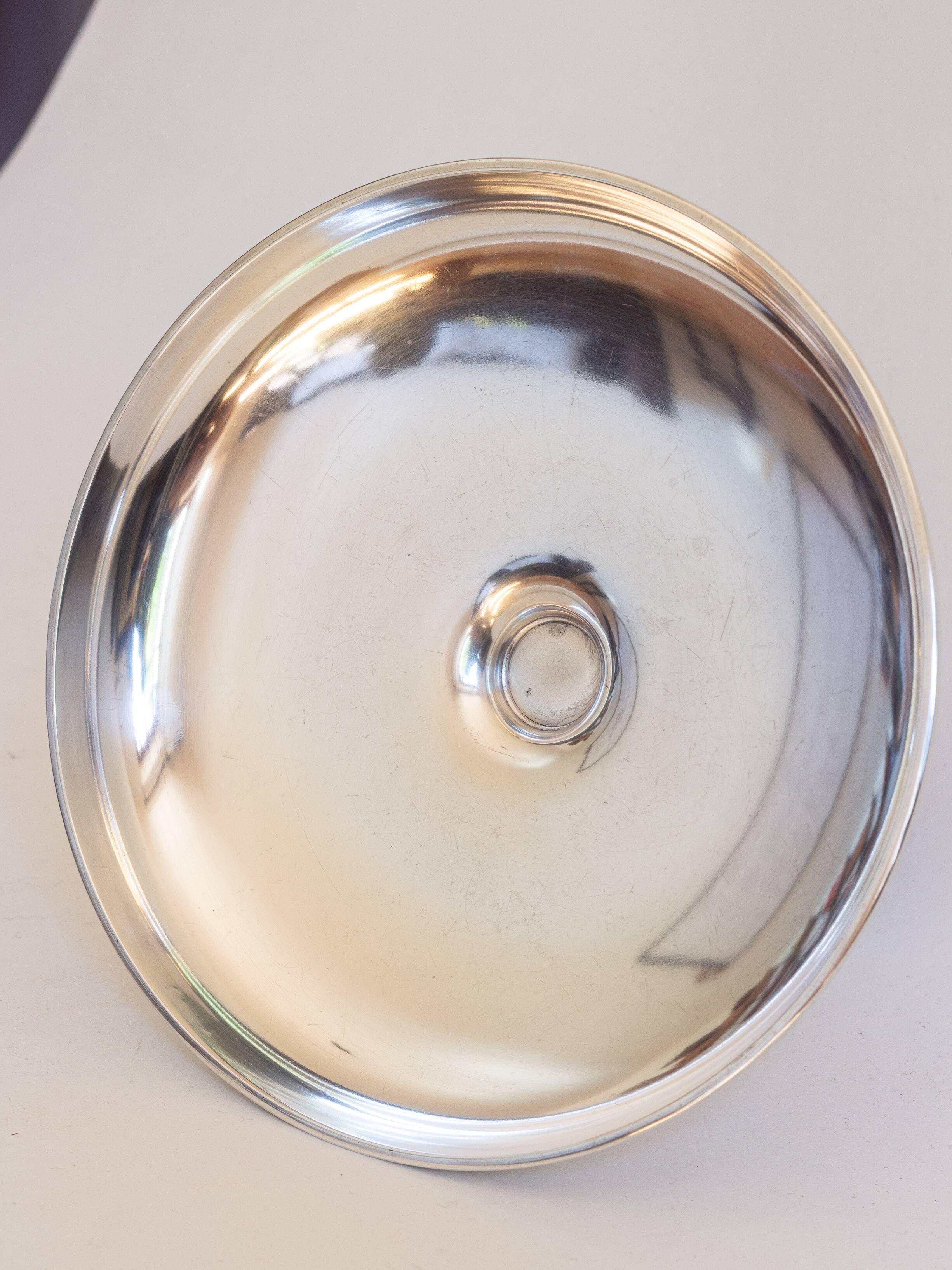 Servant, Cup on foot in white alloy metal, 1st quarter of the 20th century.