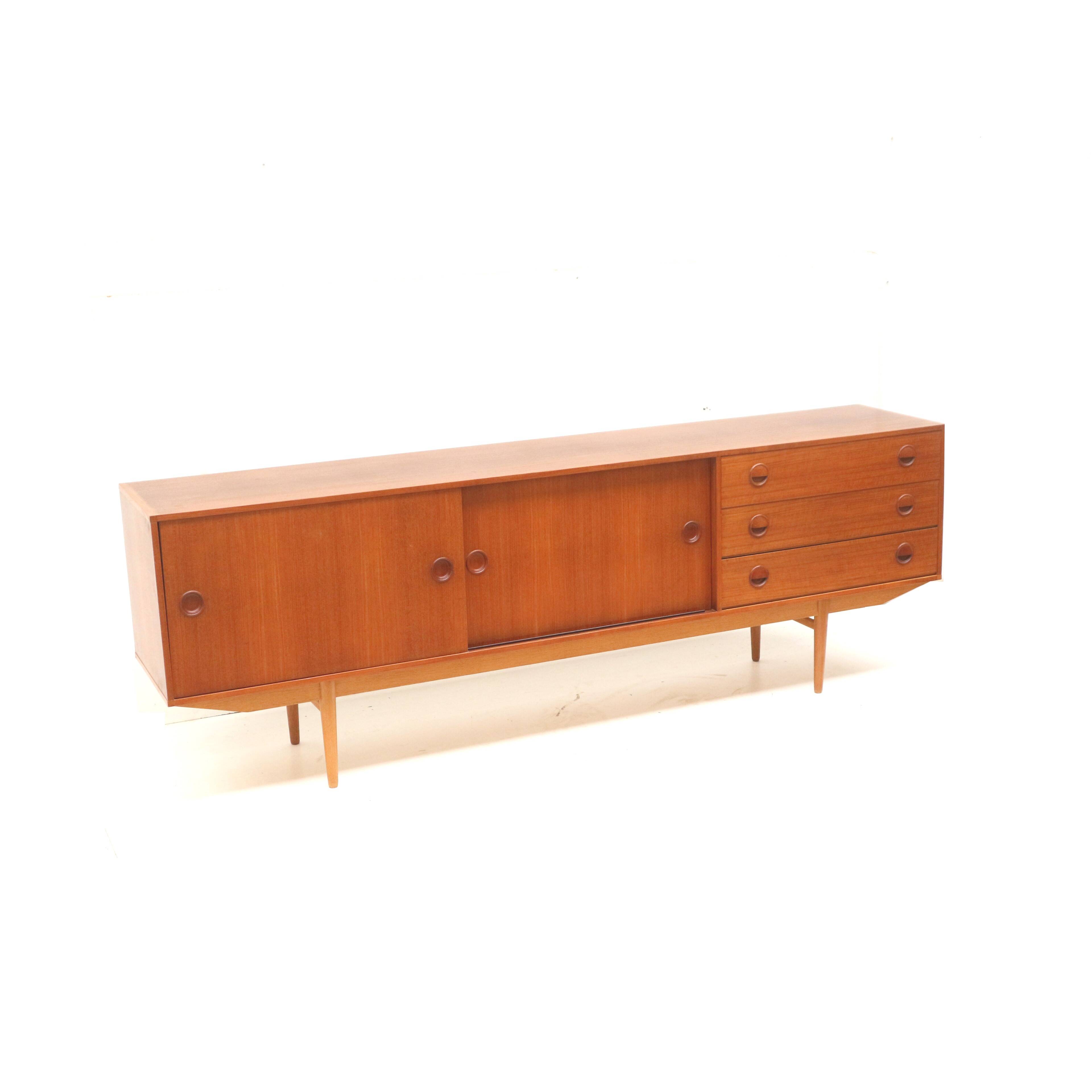Beautiful long minimalist sideboard designed by William Watting and made by Fristho, Netherlands 195