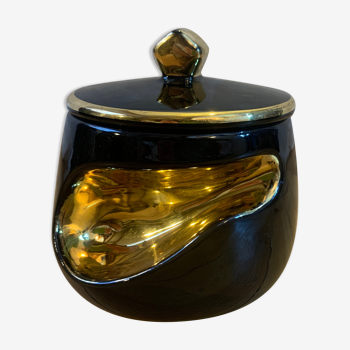 Boîte à tabac et pipe en porcelaine noire et dorée