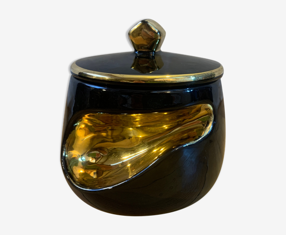 Boîte à tabac et pipe en porcelaine noire et dorée