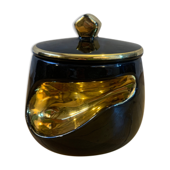 Boîte à tabac et pipe en porcelaine noire et dorée