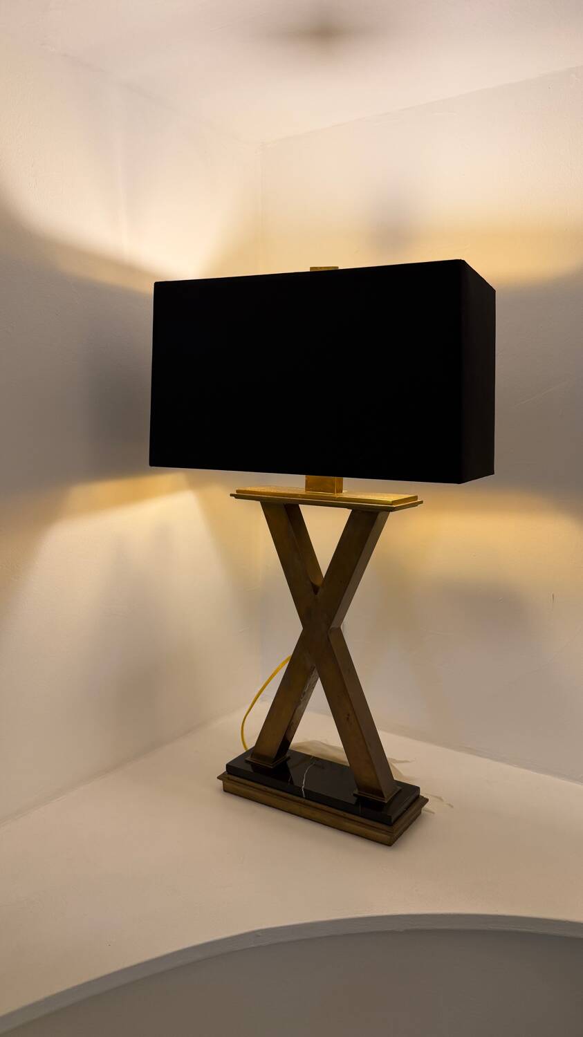 Paire de lampes de table — pied en laiton formé en X, socle marbre noi