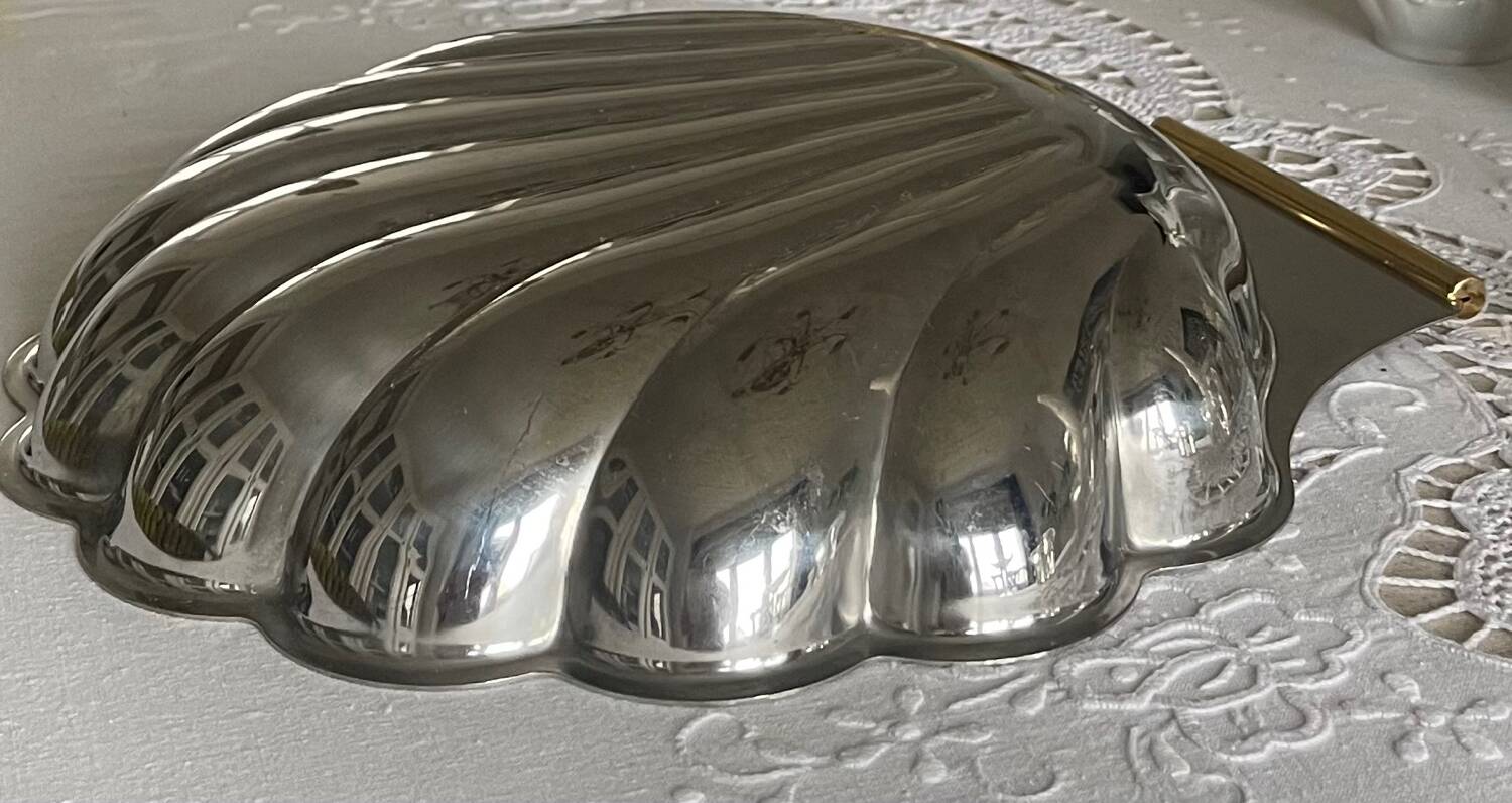 Silver-plated metal shell dish