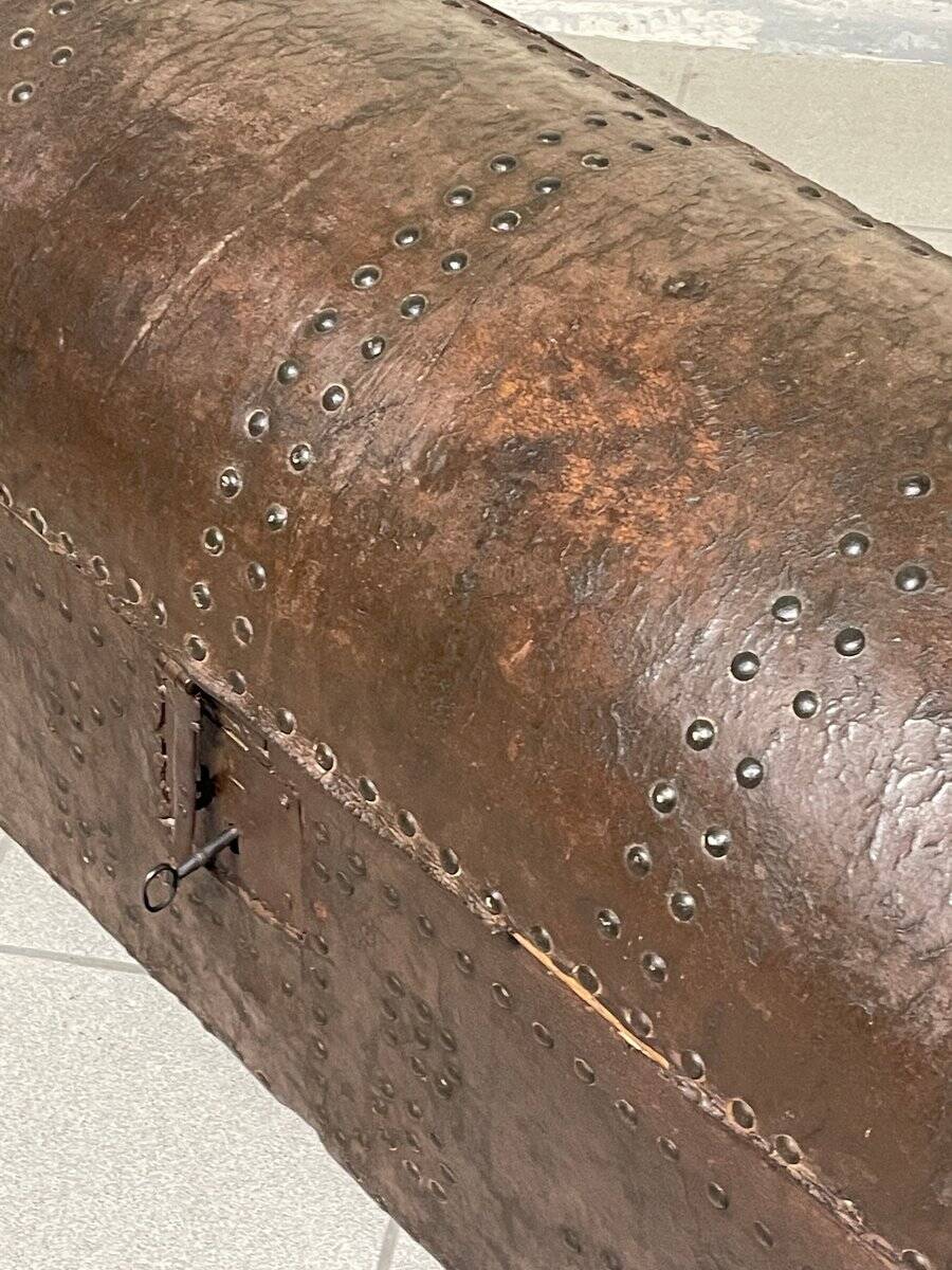 Antico baule da viaggio con borchie, XVIII-XIX secolo