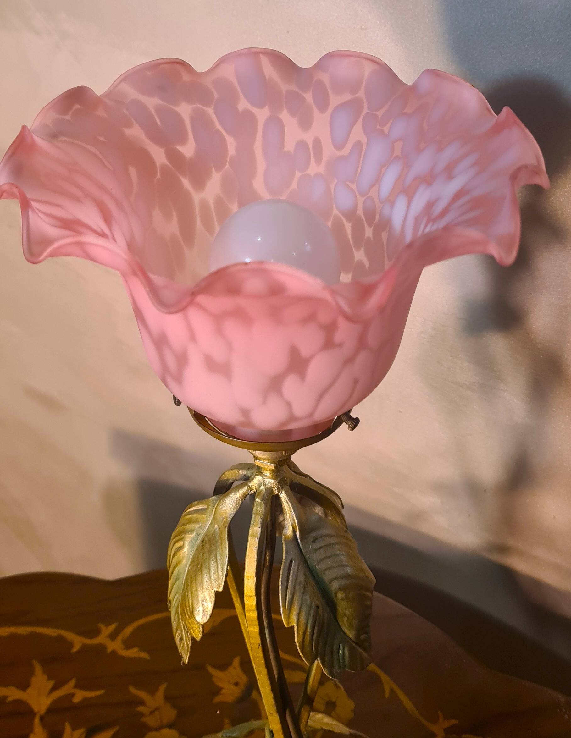 Lampe fer forgé patine bronze 1920 a 40 jolie tulipe pate de verre rose 36x