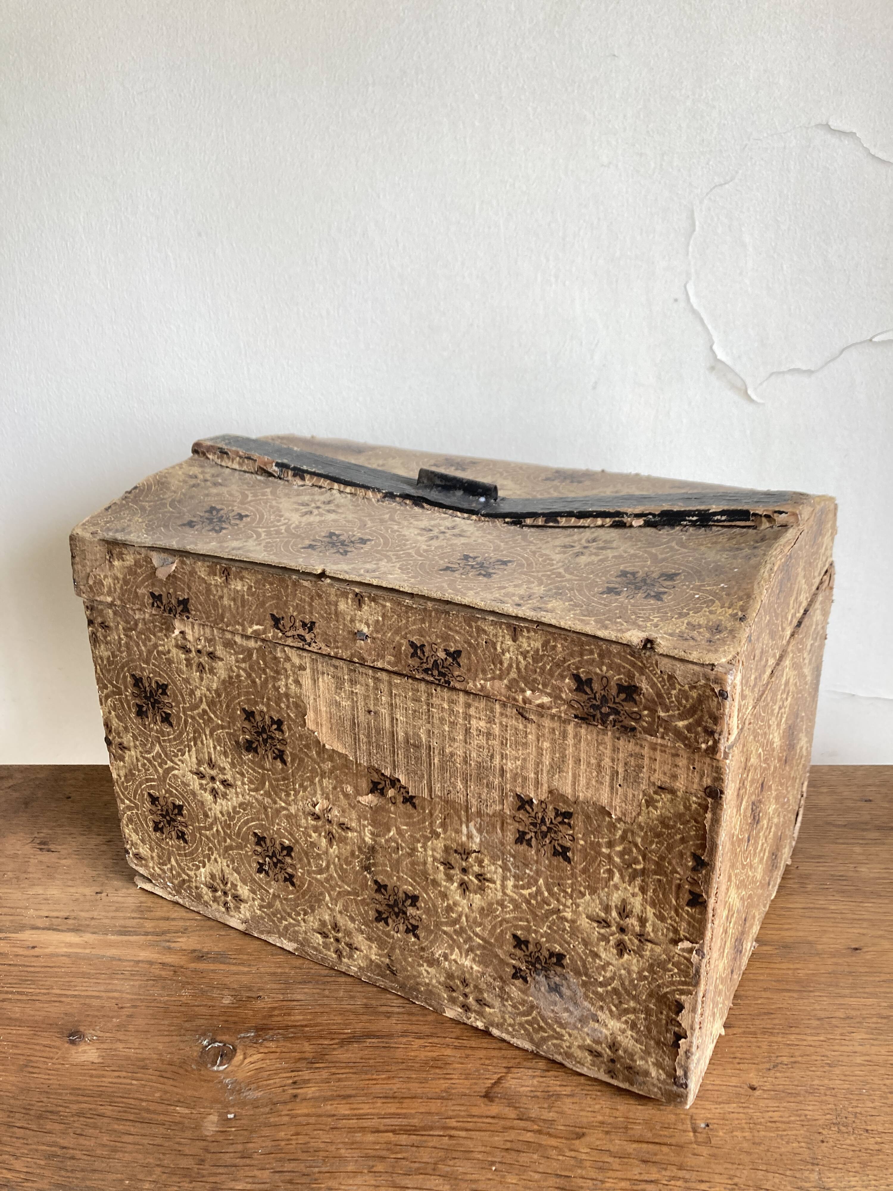 Domed chest in domino paper, 19th century.