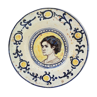 Plat en faïence à décor polychrome d'un portrait d'une femme