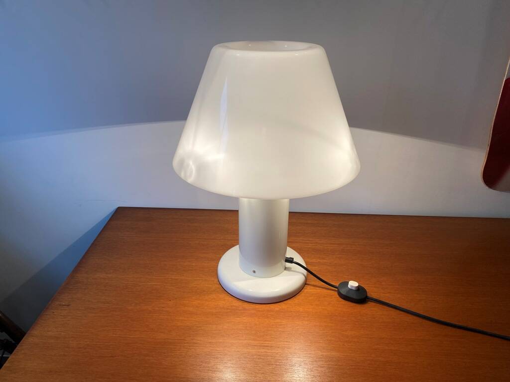 Guzzini lamp, white lacquered metal, height 55cm, 1970 vintage.
