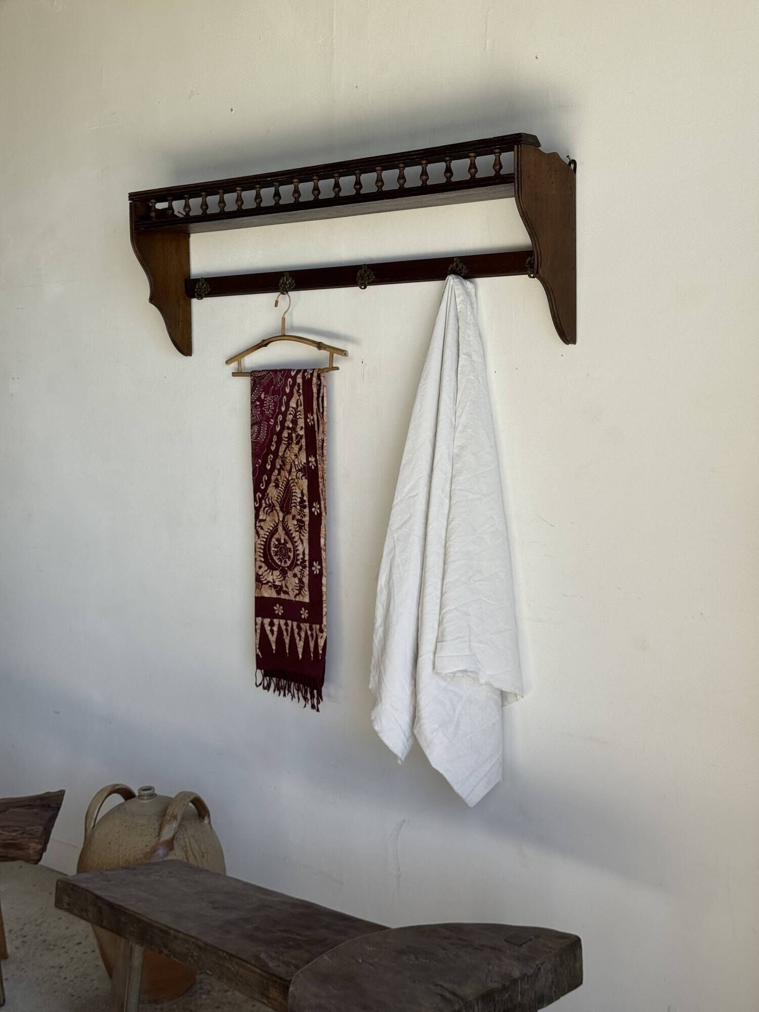 Antique wooden wall shelf with a turned gallery and 5 hooks L120 H40 D18