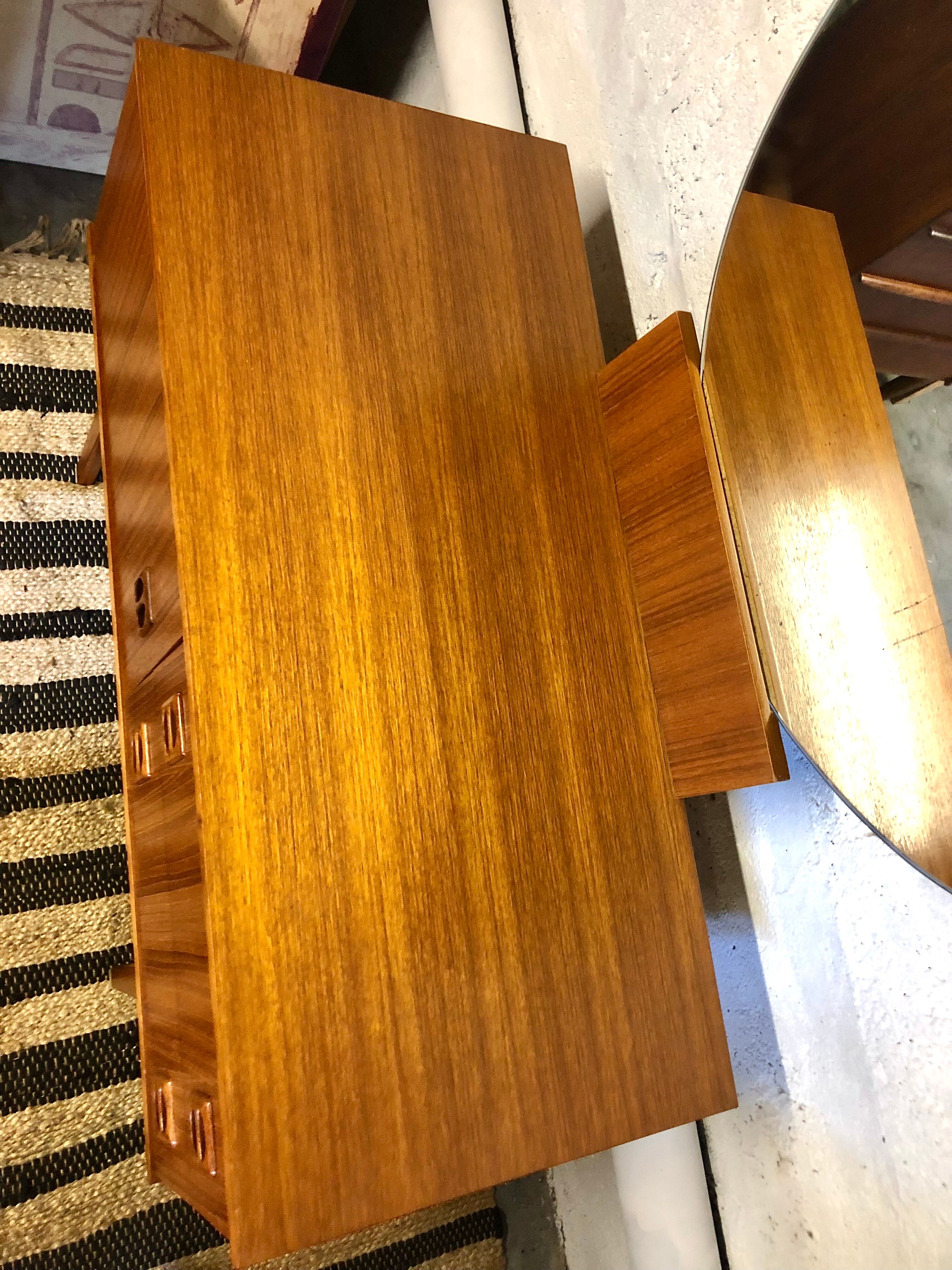 Scandinavian dressing table round mirror