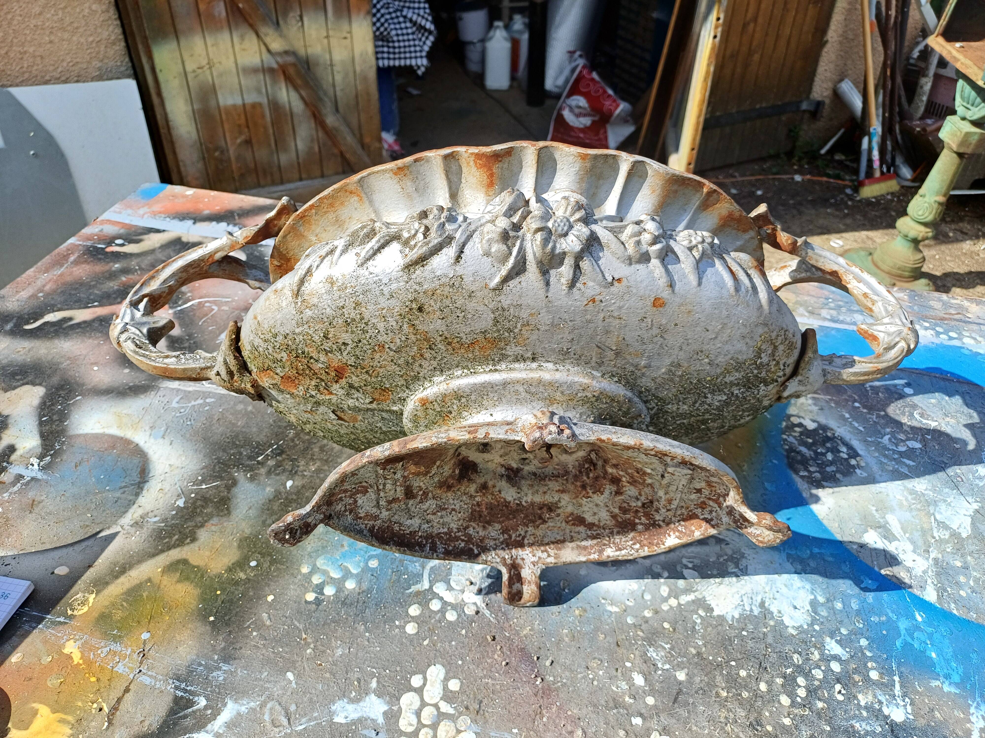 Pair of 1900 Cast Iron Planters from Charleville-Mézières in Rocaille Style