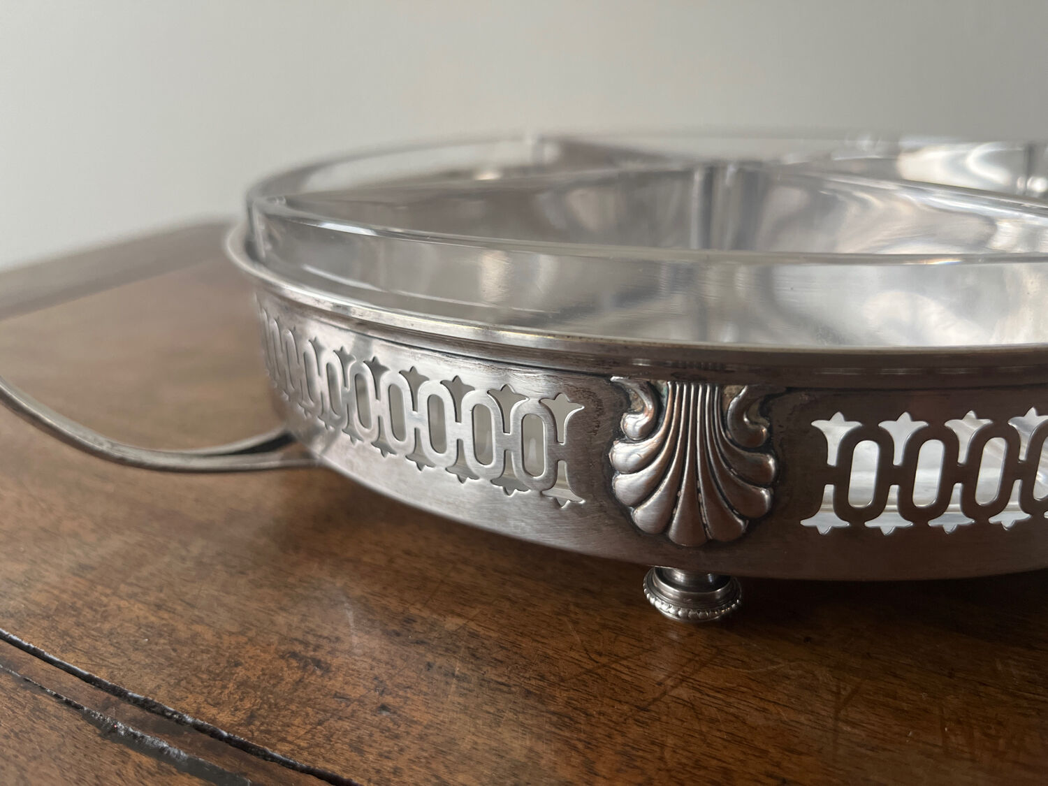 Serving tray with glass raviers