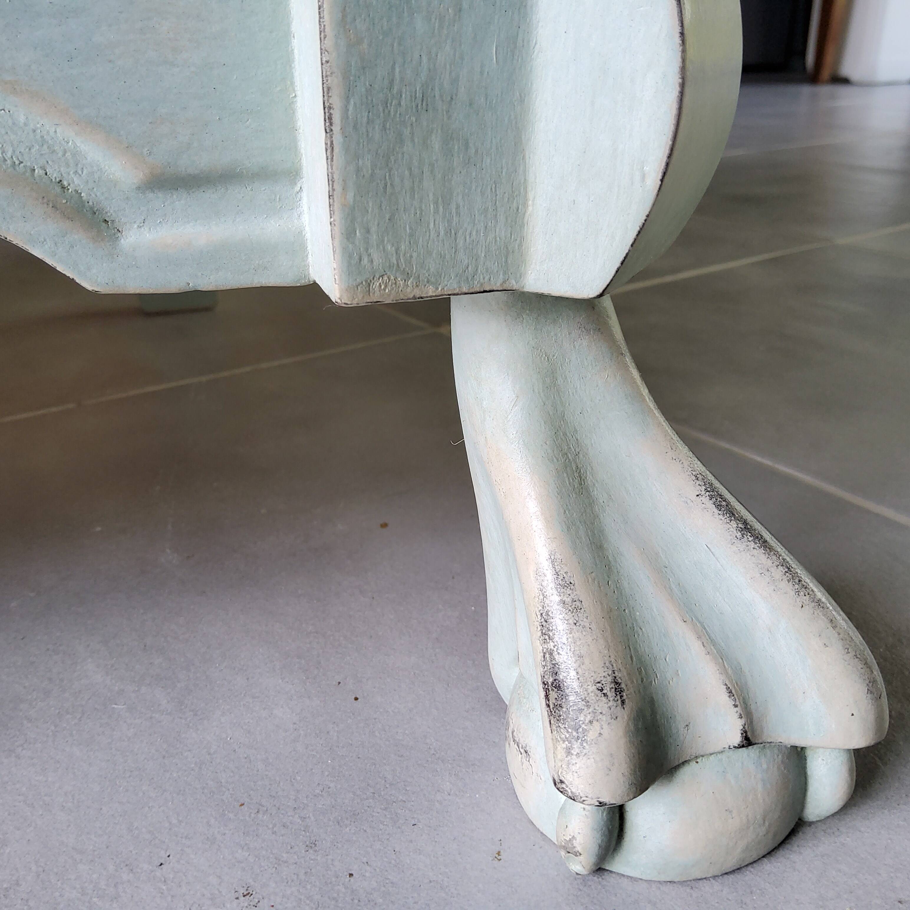 Commode galbée patinée