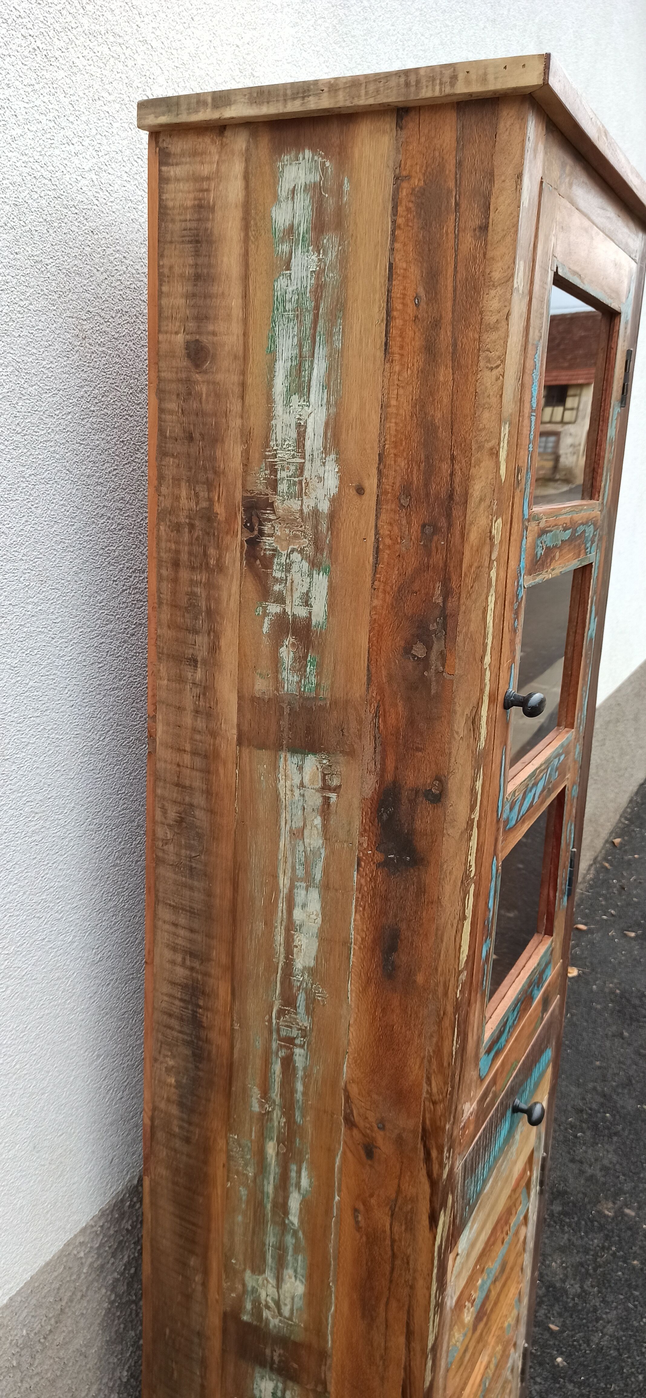 Bibliothèque en bois coloré avec vitres