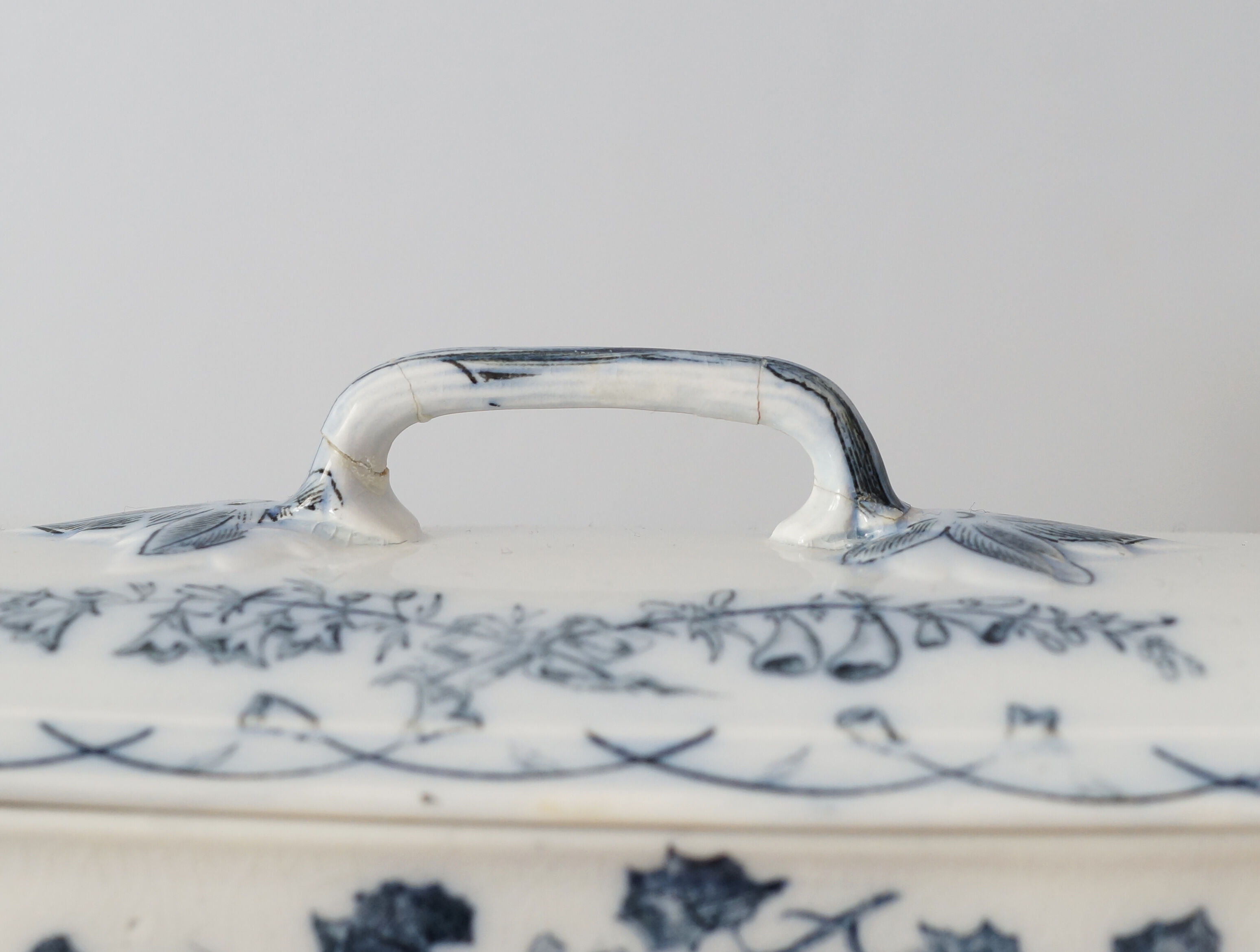 Comb holder or old Sarreguemines pen holder in earthenware, Bertha model