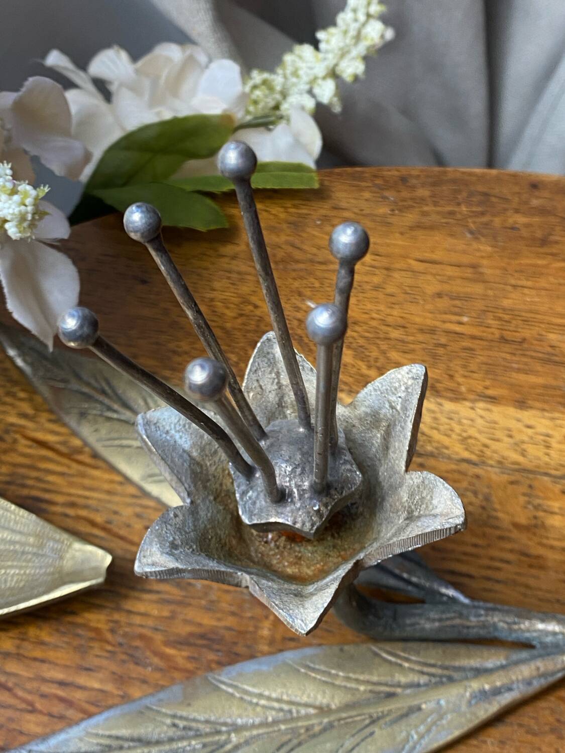 Individual flower-shaped ashtrays, solid brass, 1960s/70s