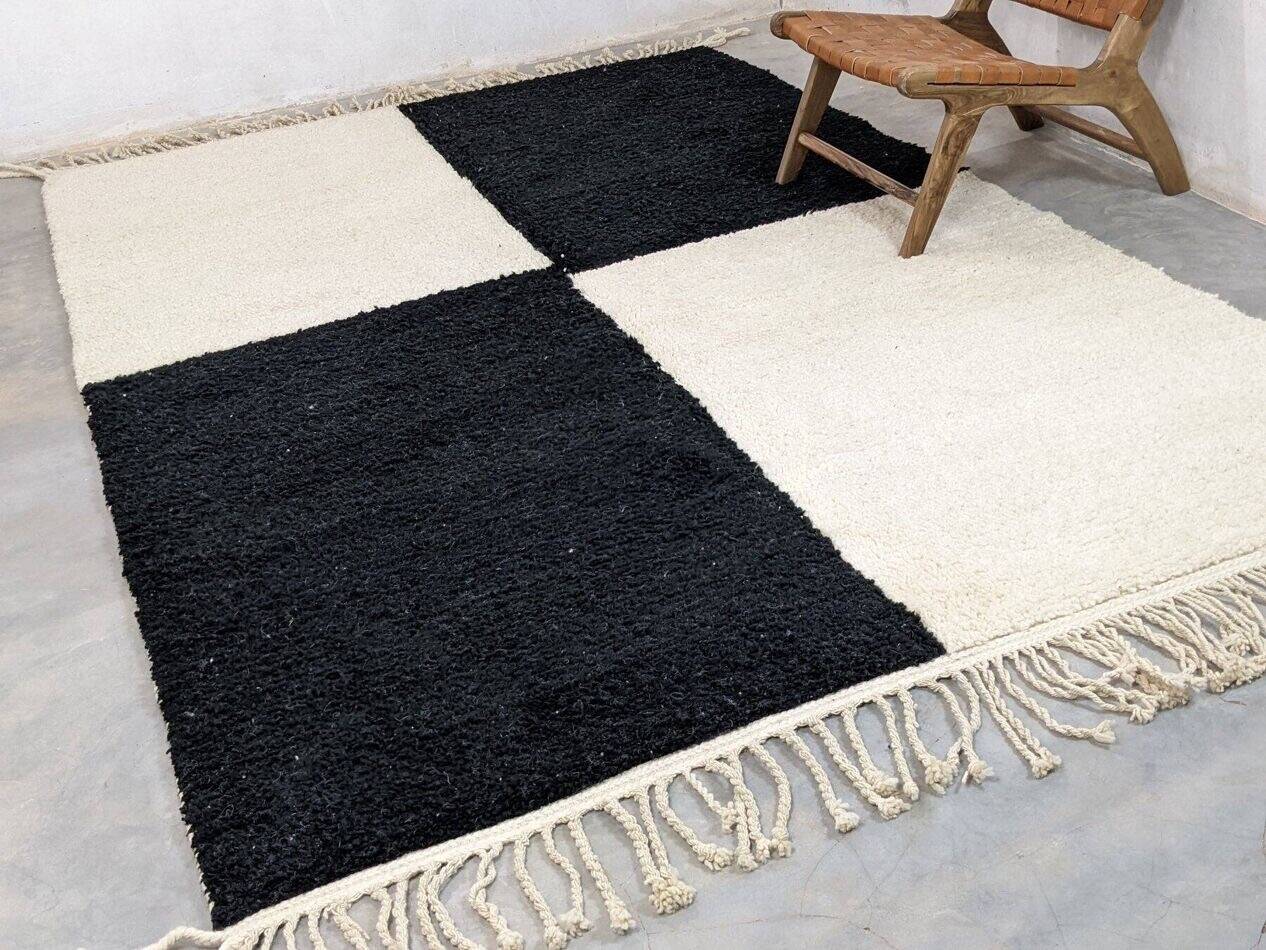 Handmade white and black beret rug