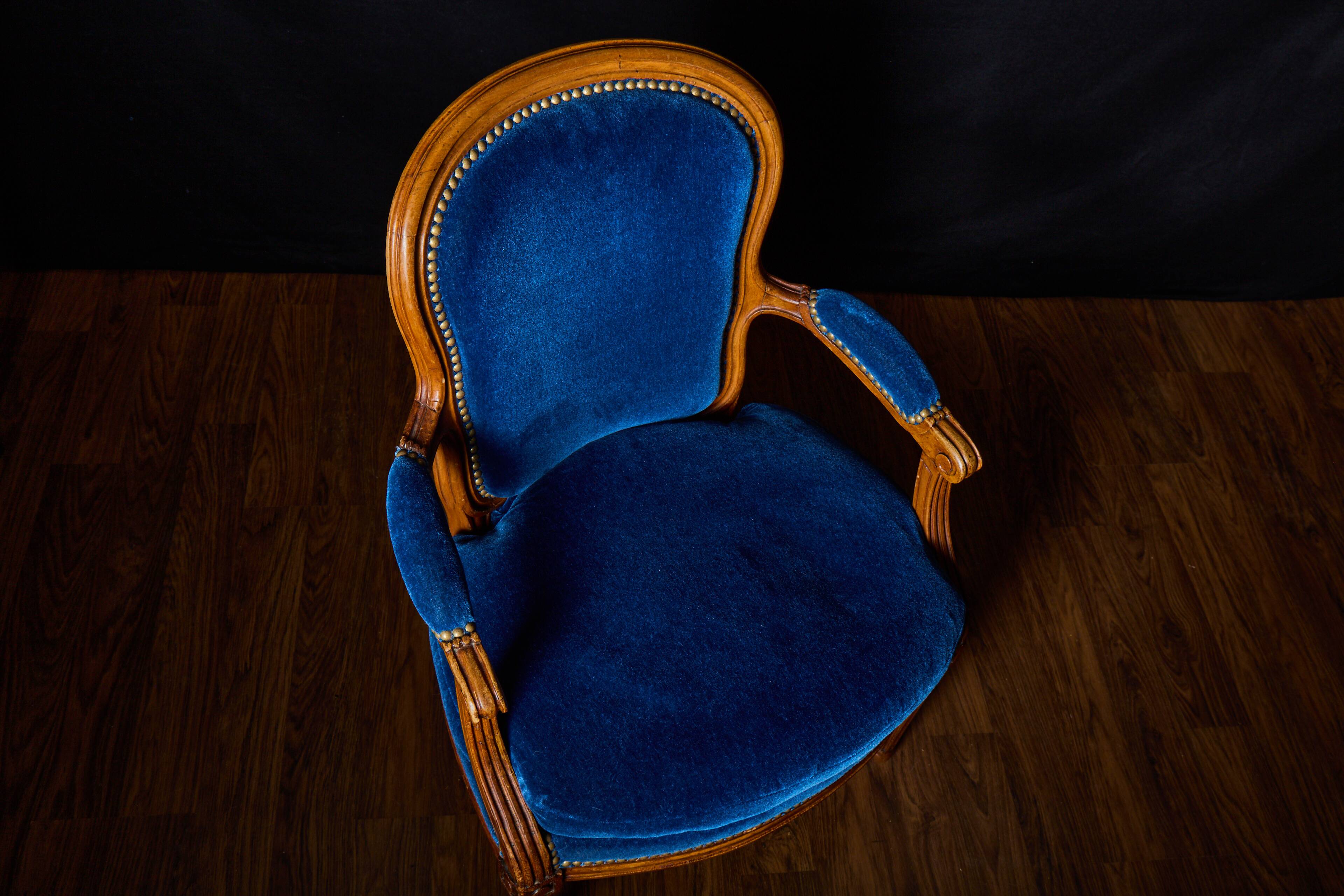 Paire de fauteuils de style Louis XVI rénovés en velours bleu