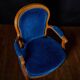 Paire de fauteuils de style Louis XVI rénovés en velours bleu