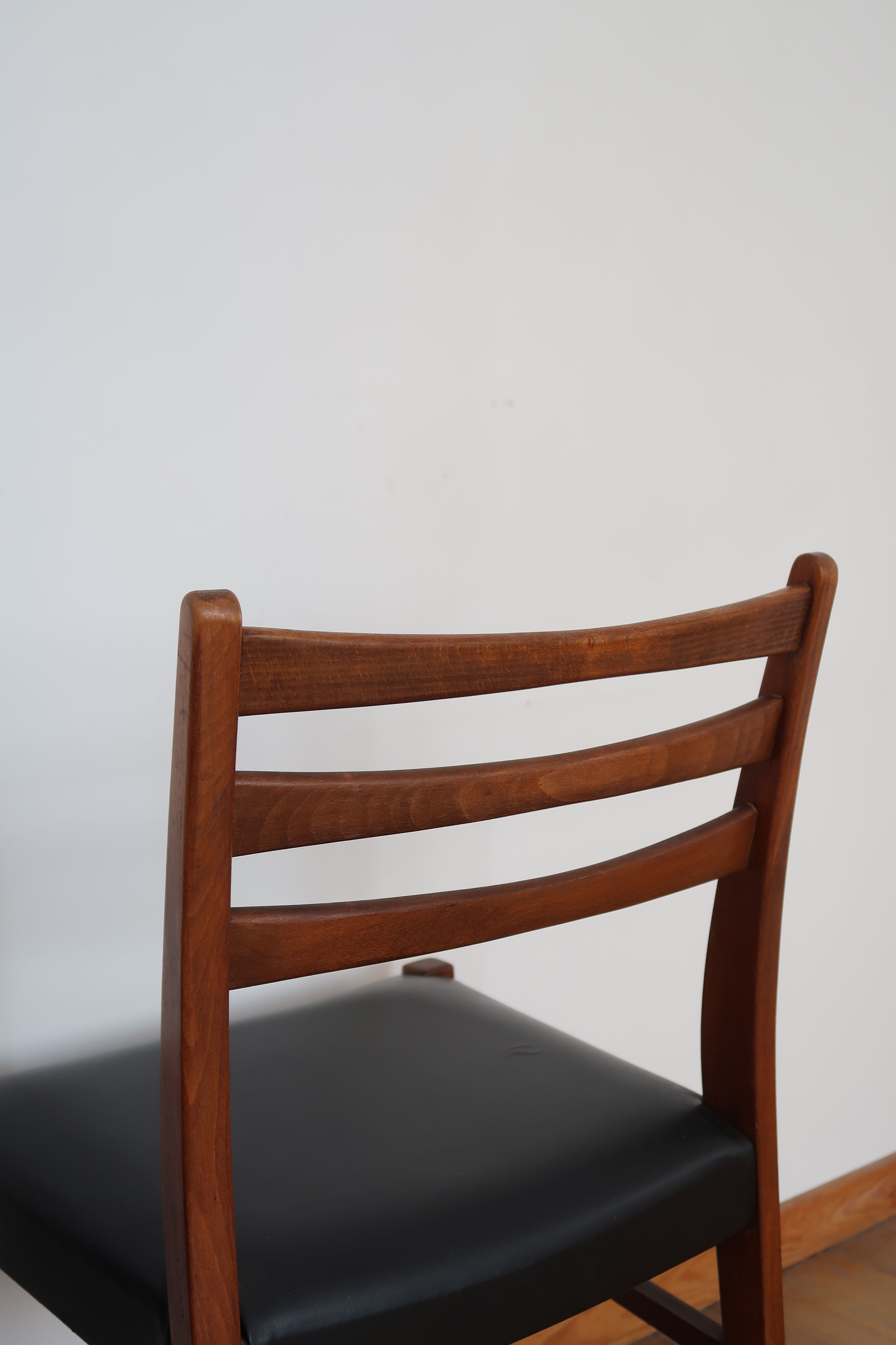 Pair of Scandinavian chairs skaï black