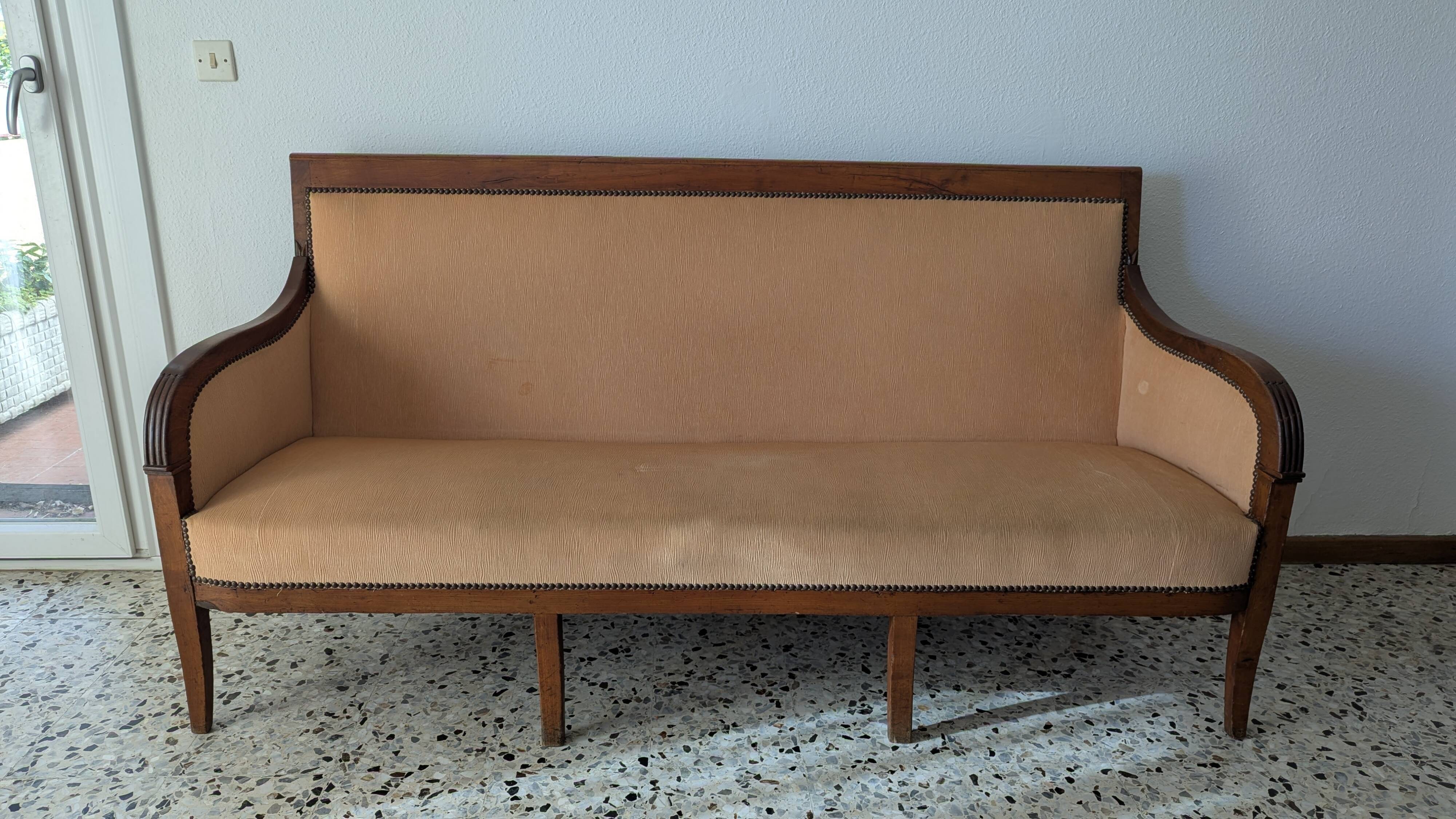 Three-seater banquette restaurant