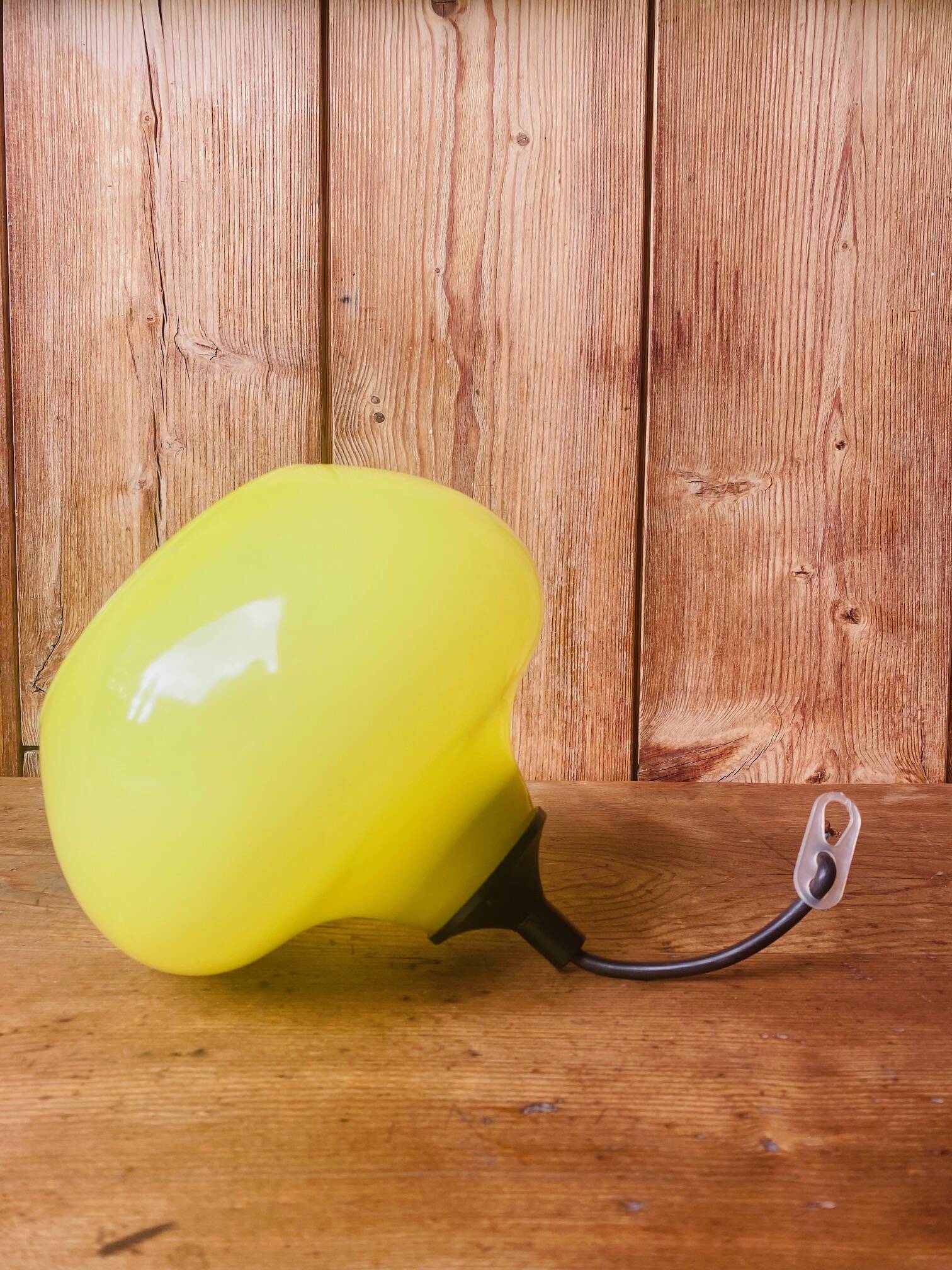 Suspension en opaline jaune vintage 70