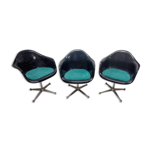 suite de 3 fauteuils blue navy DAT en fibre de verre et nubuck Charles Eames