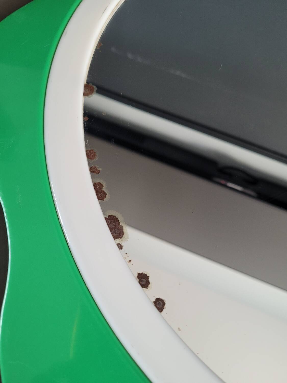 Plastic flower mirror by Finnish designer Makisen Kuvastin