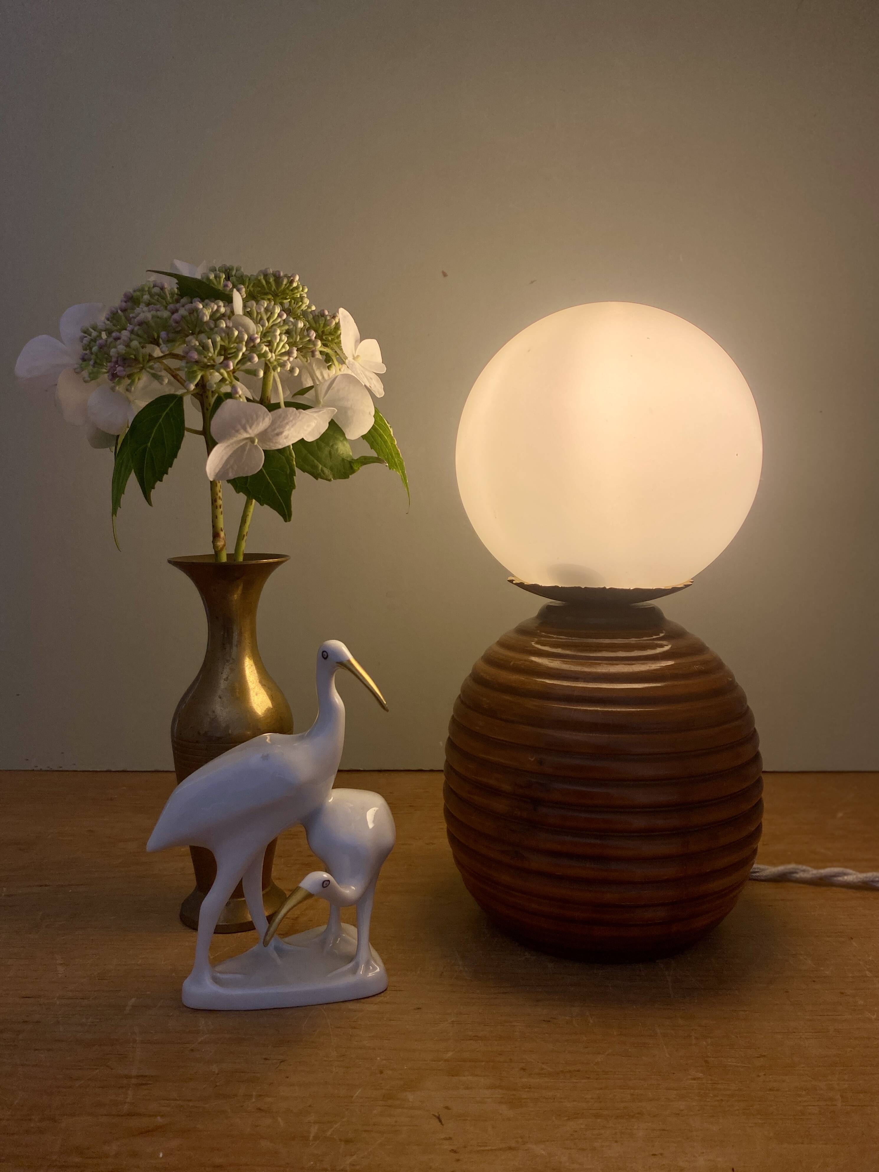 Lampe vintage opaline blanche et bois
