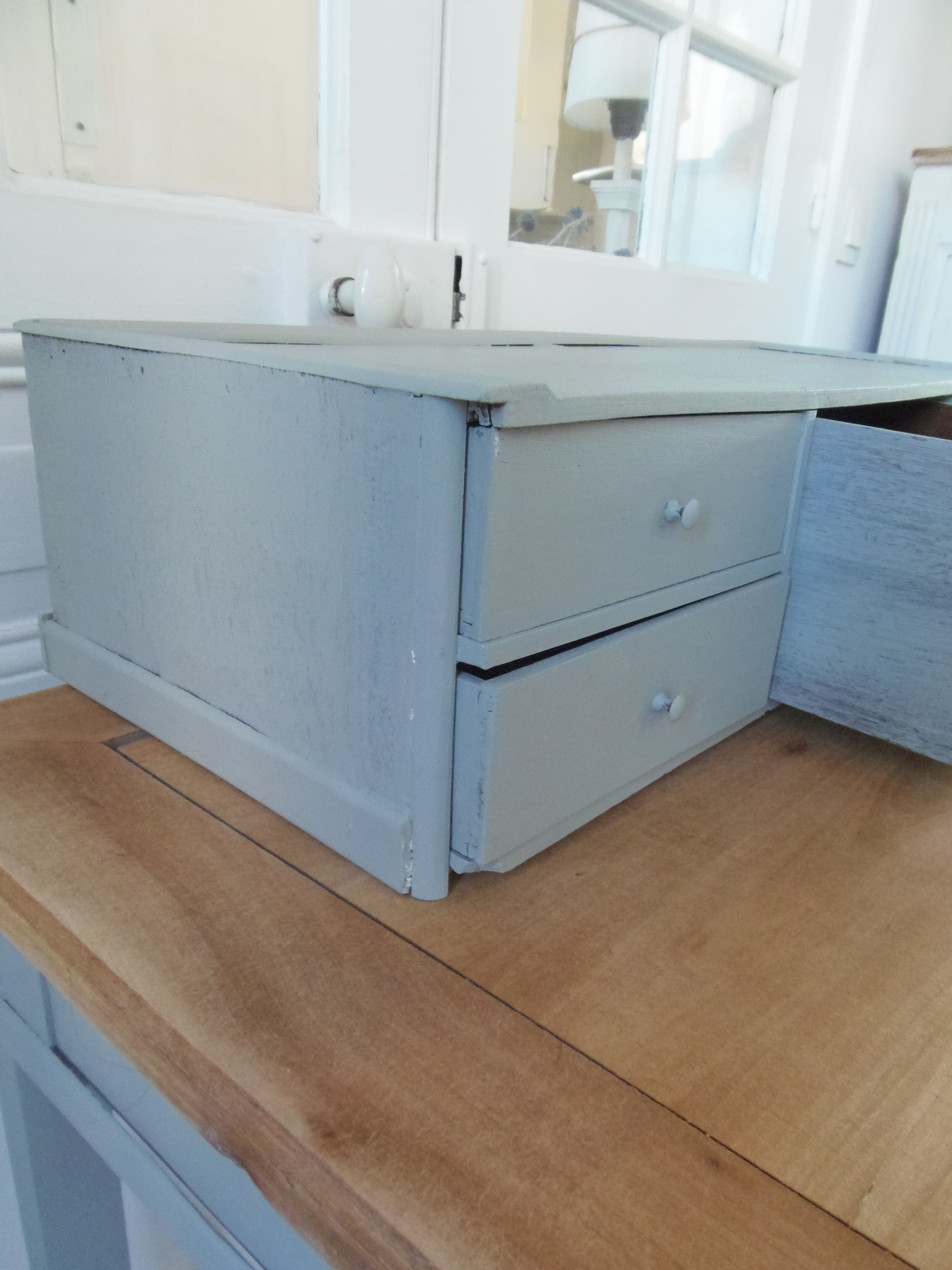 Bureau à gradin patiné vert de gris , plateau bois.