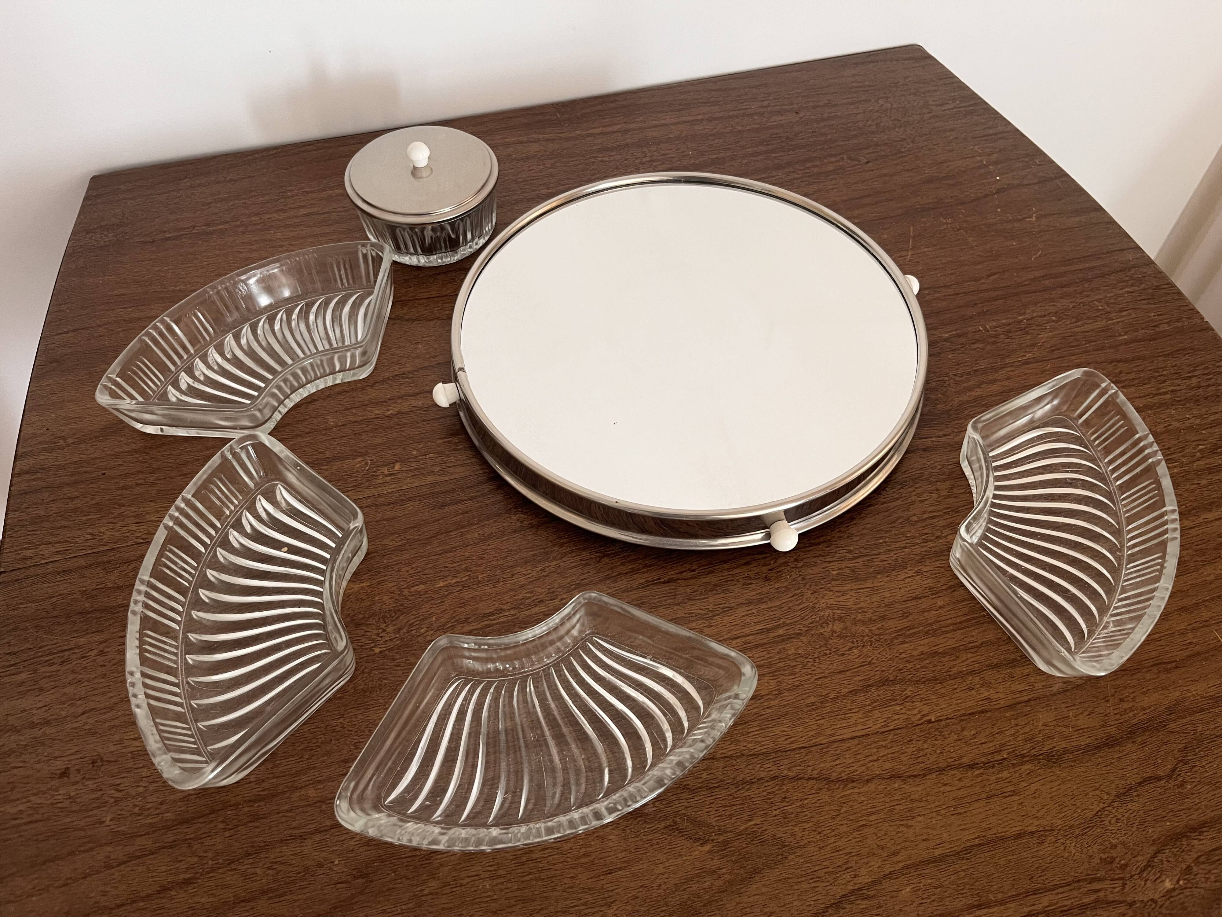 Serving dish on a mirror tray