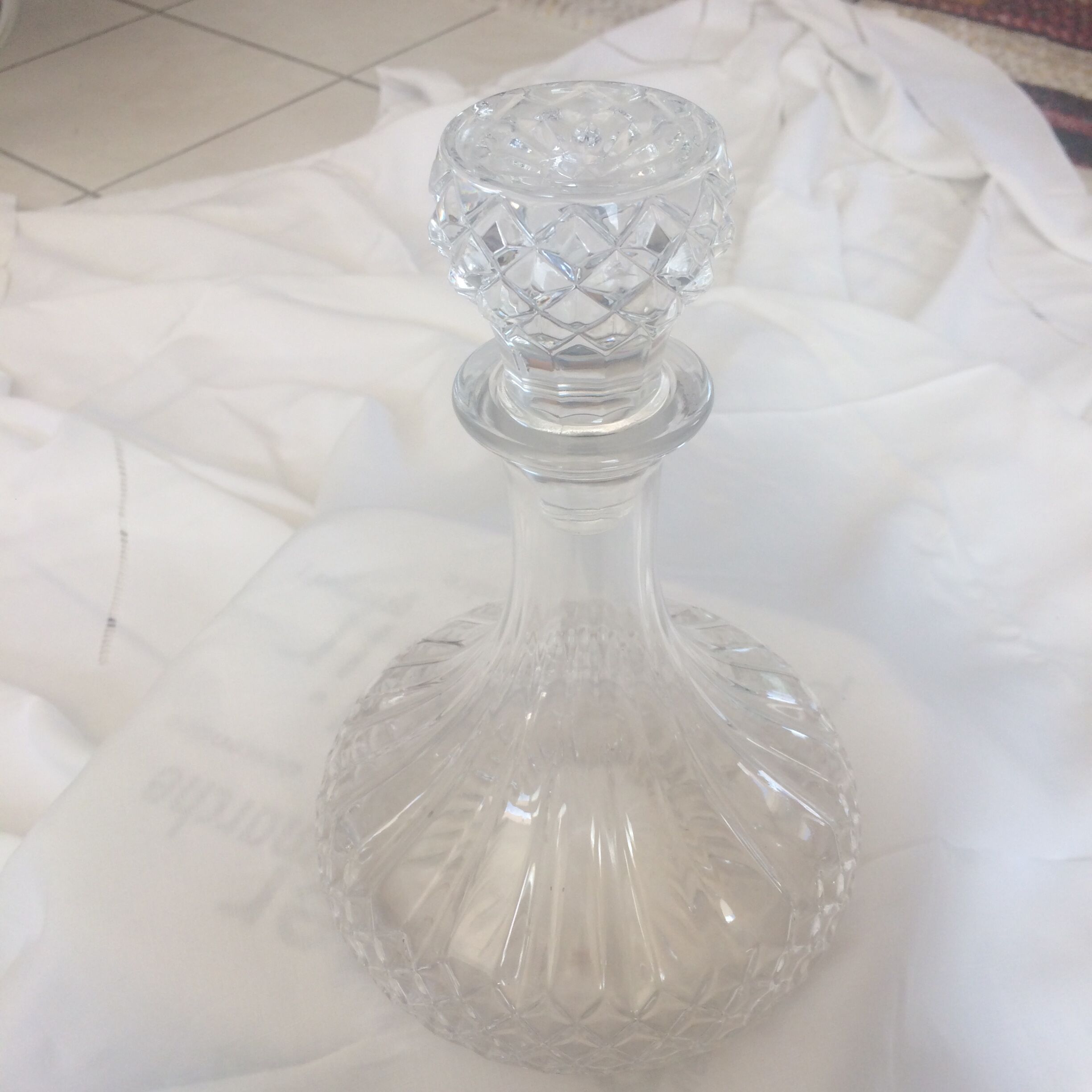 Crystal decanter with its cap