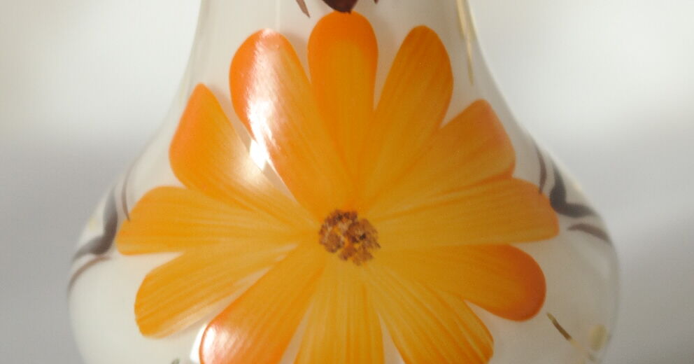 Soliflore en opaline blanche fleuri vintage