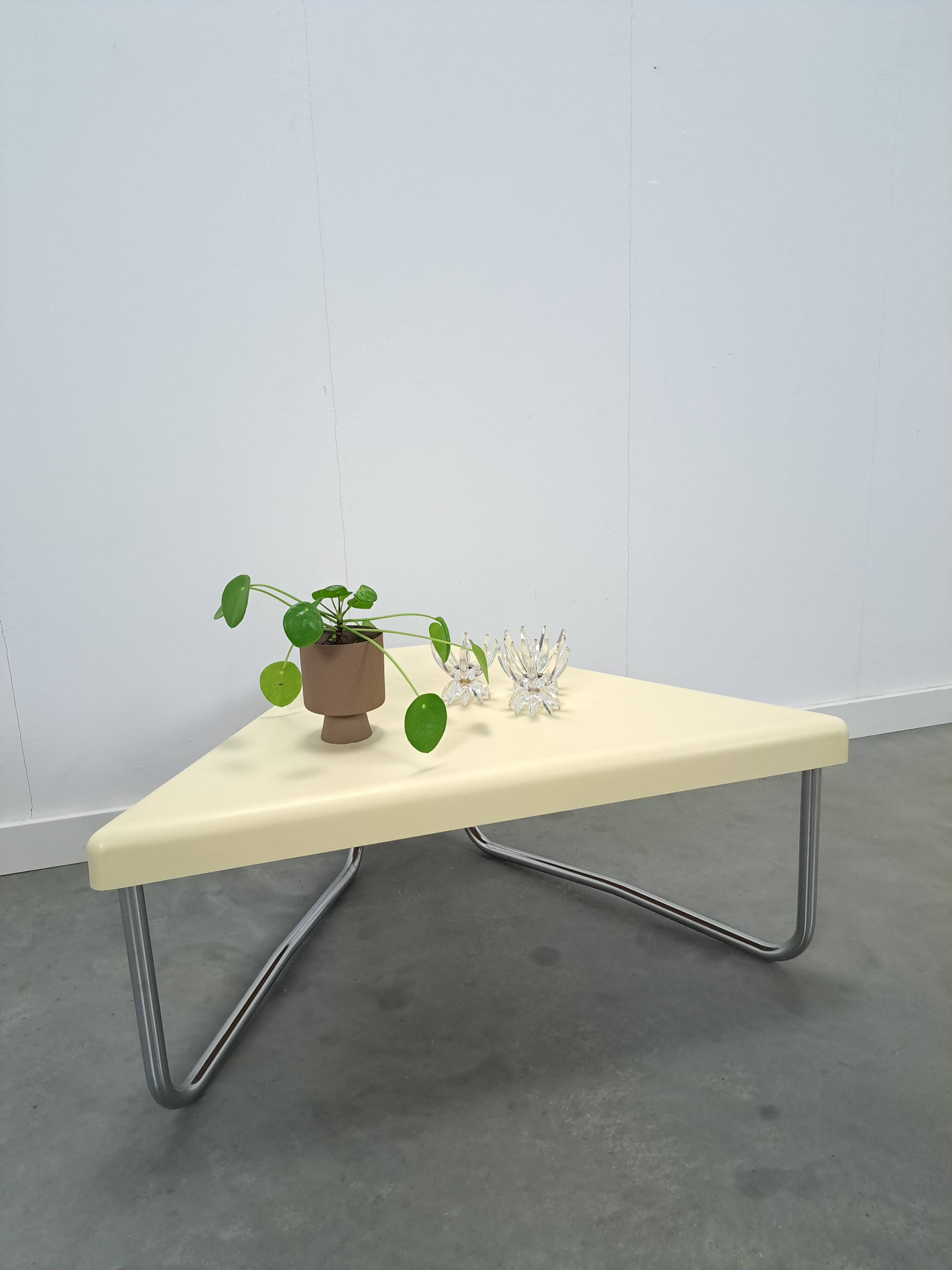 Table en plastique triangulaire de l'ère spatiale avec des pieds en tube chromé.
