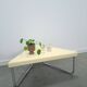 Table en plastique triangulaire de l'ère spatiale avec des pieds en tube chromé.