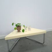 Space age driehoek kunststof tafel met chromen buisframe poten